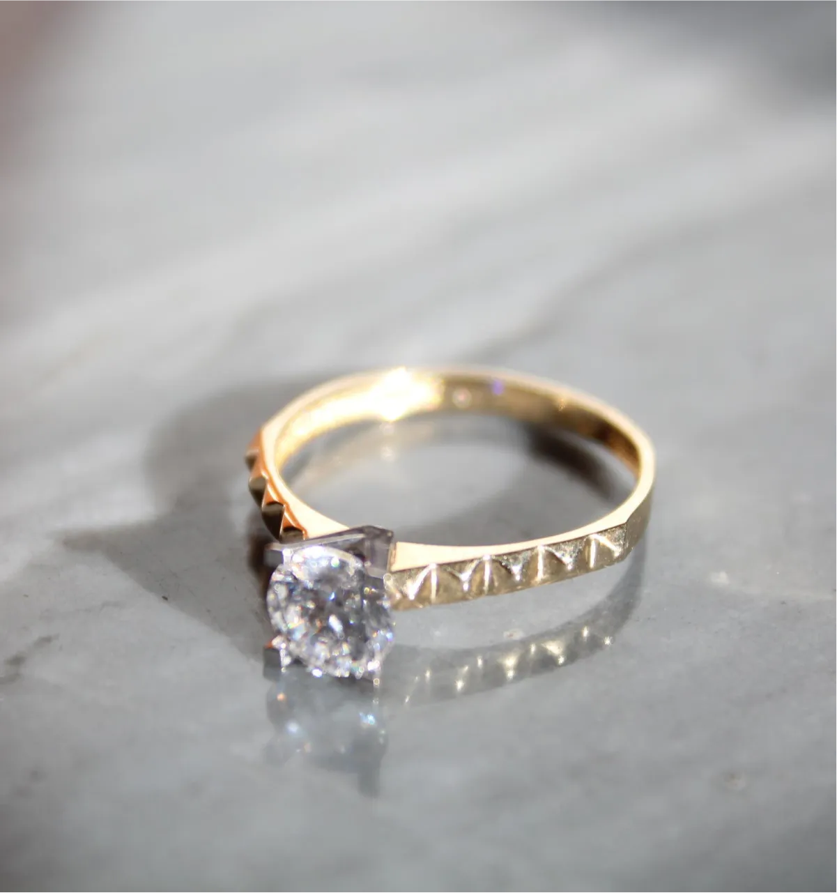 LIRA | Prsteň zo 14K zlata s brúsenou obručou a zirkónom