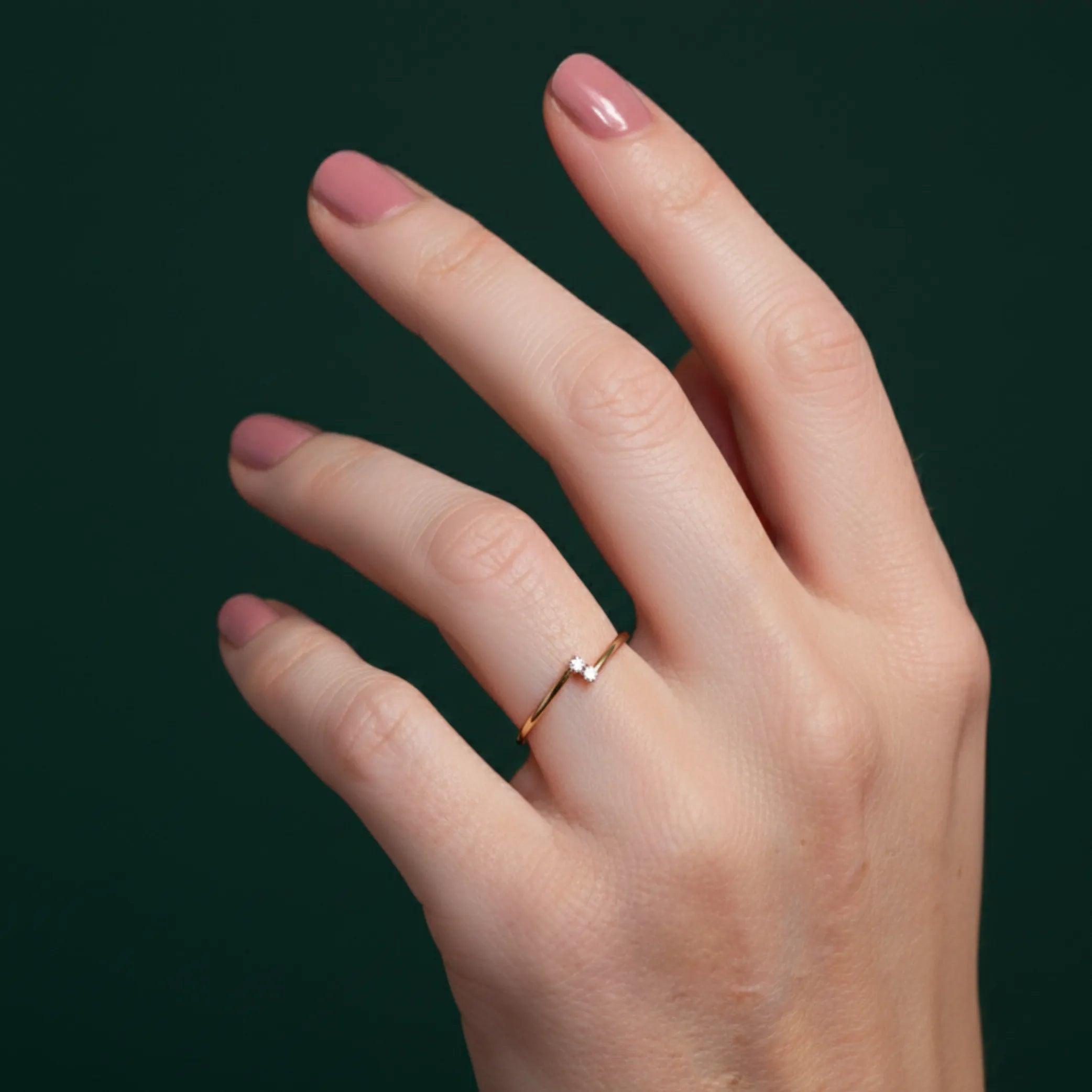 Prsteň DUO LINA predstavuje stretnutie dvoch svetiel – dvoch energií, ktoré sa harmonicky dopĺňajú.