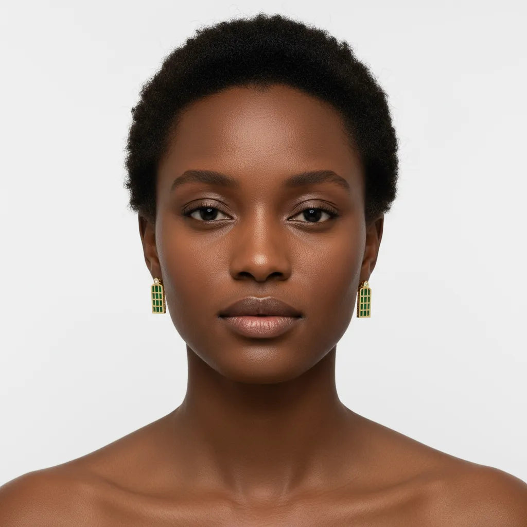 Detail náušníc LUMEN so zelenou výplňou enamelu a zirkónom na vrchole