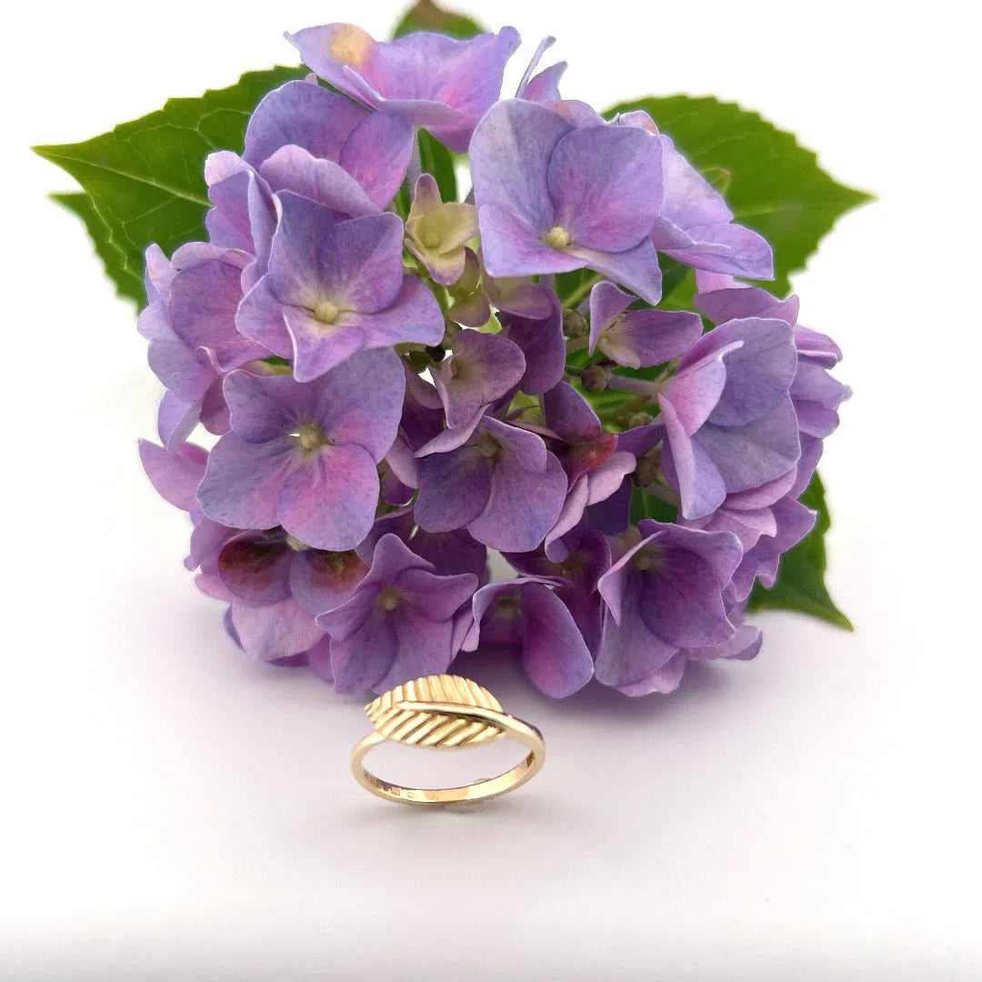 FOLIA | Gold ring with leaf motif