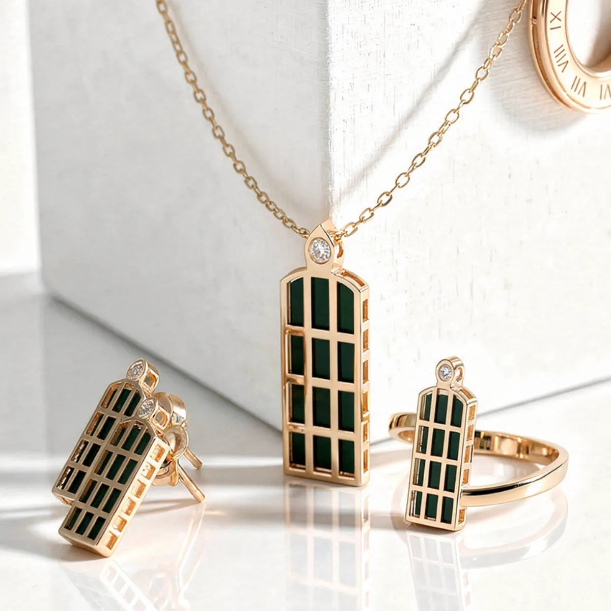 Kolekcia LUMEN fotografia z blízka z boku. Zlatý 14K náhrdelník na pravo prsteň a na ľavo náušnice