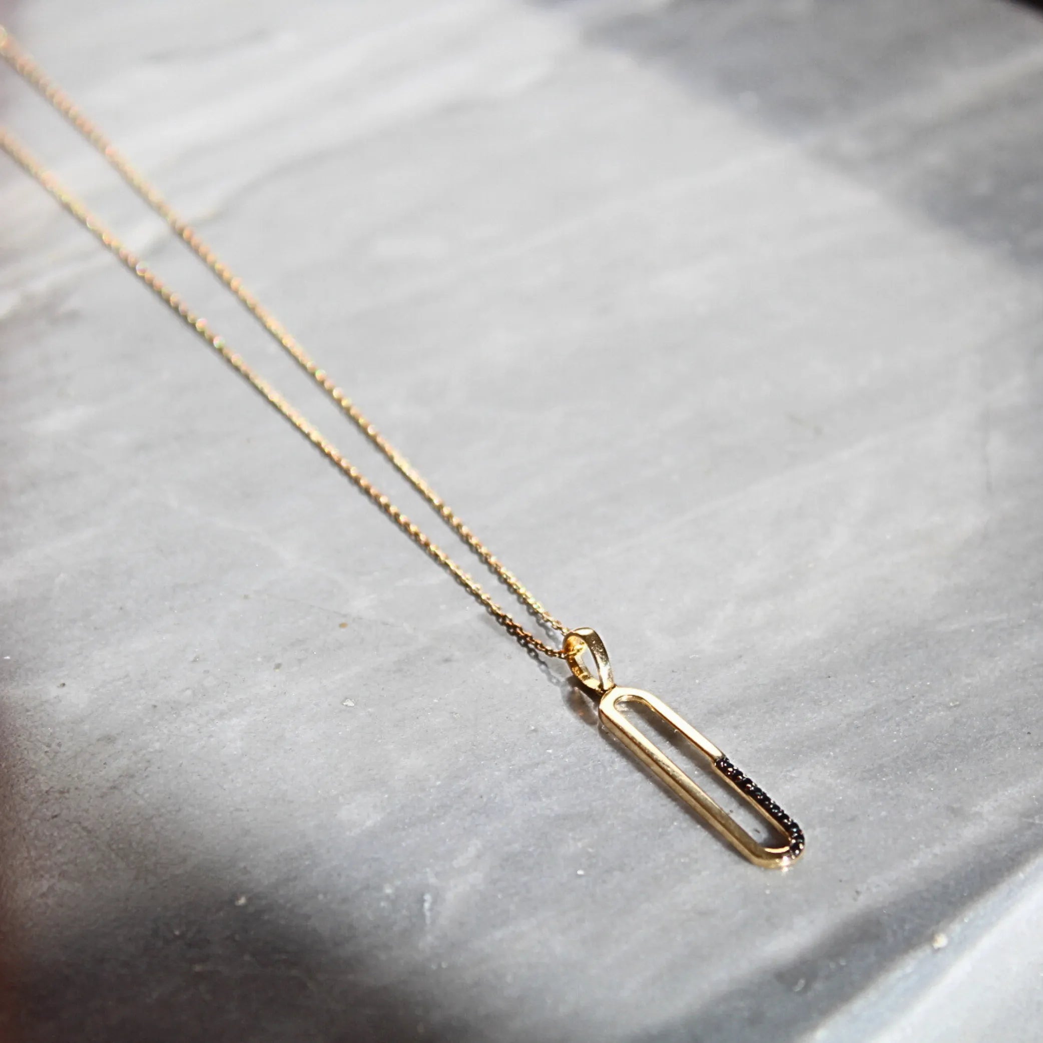 LUNARIA | Zlatý 14 karátový náhrdelník s oválnym príveskom a čiernými kamienkami