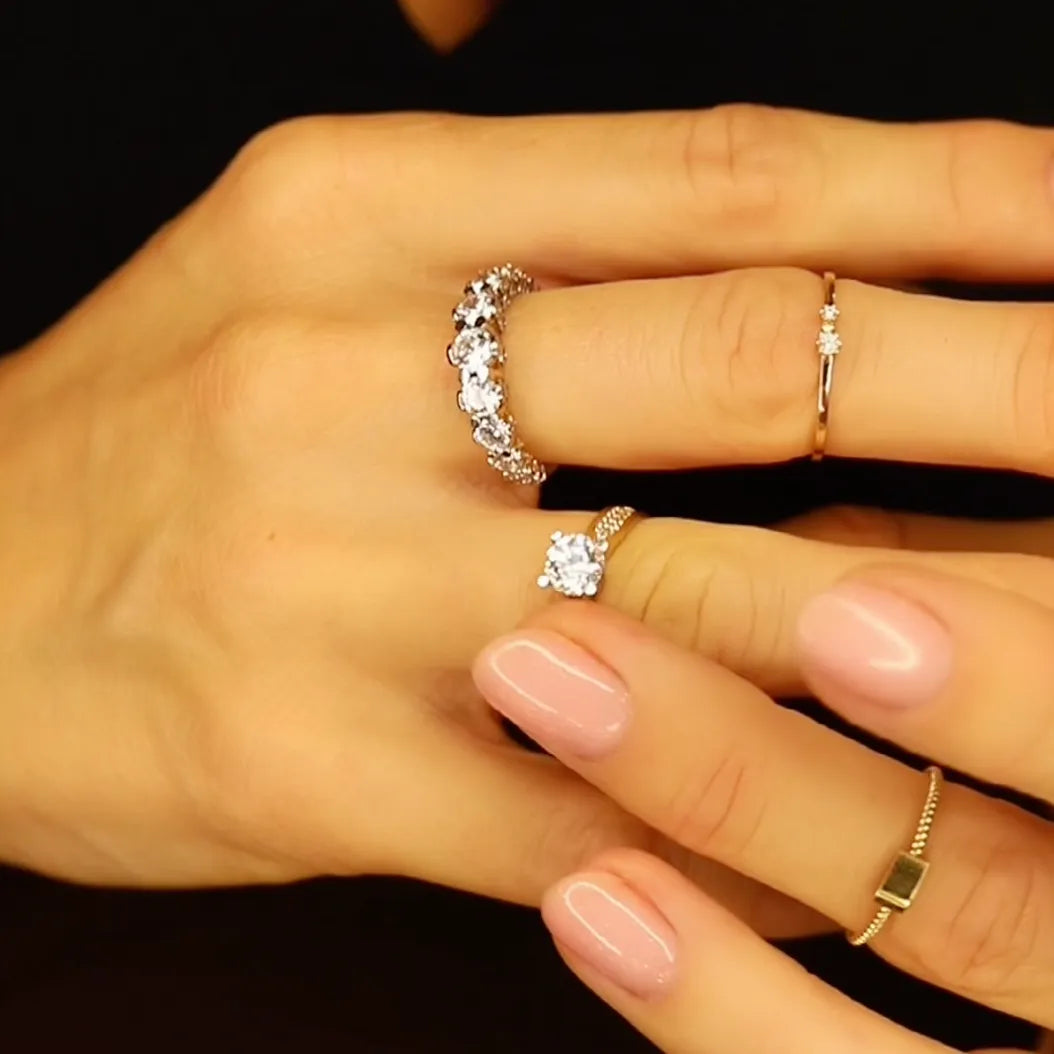 POETICA | Minimalistický zásnubný prsteň ruka detail