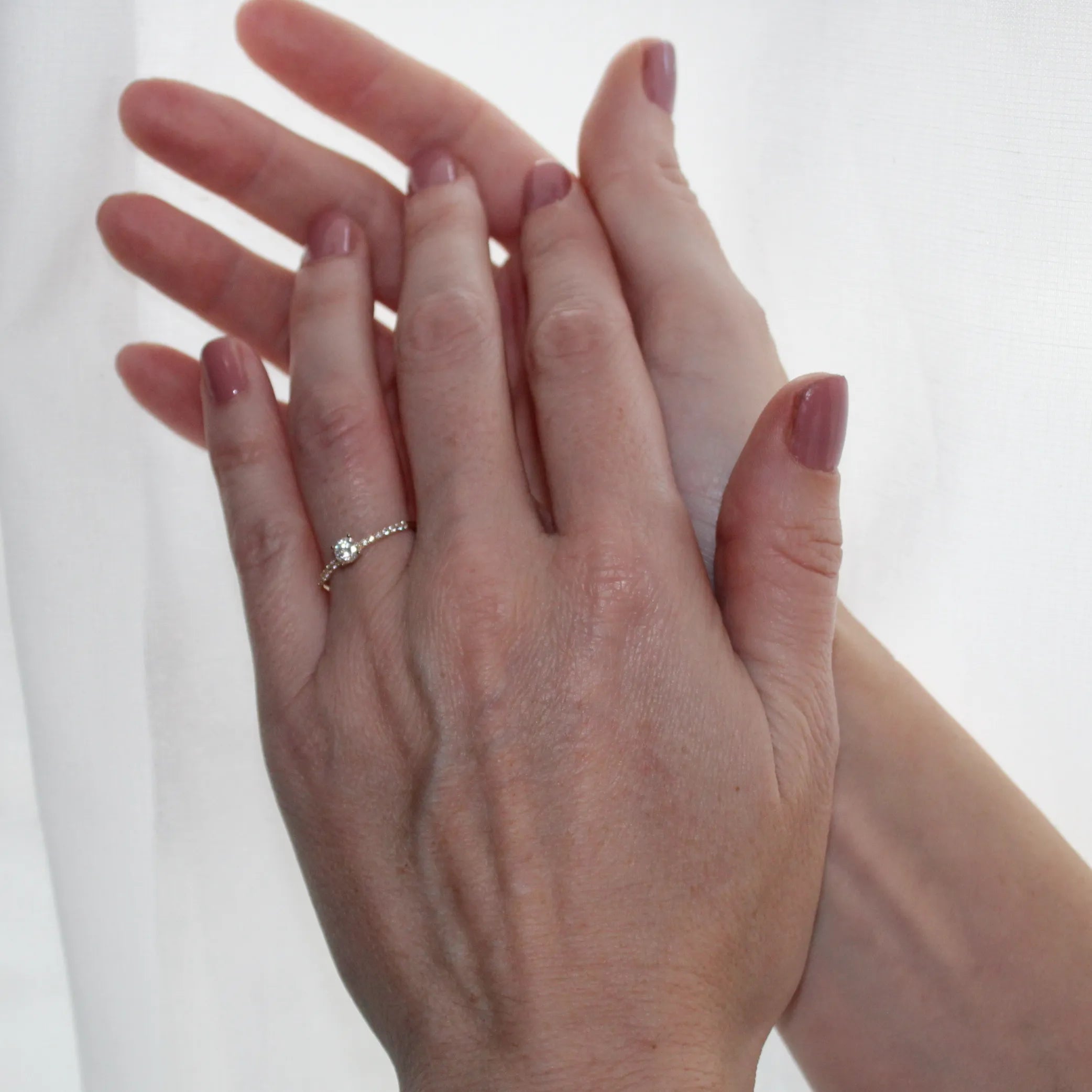 Prsteň STELLA zo žltého zlata s centrálnym zirkónom na ženskej ruke – detail.