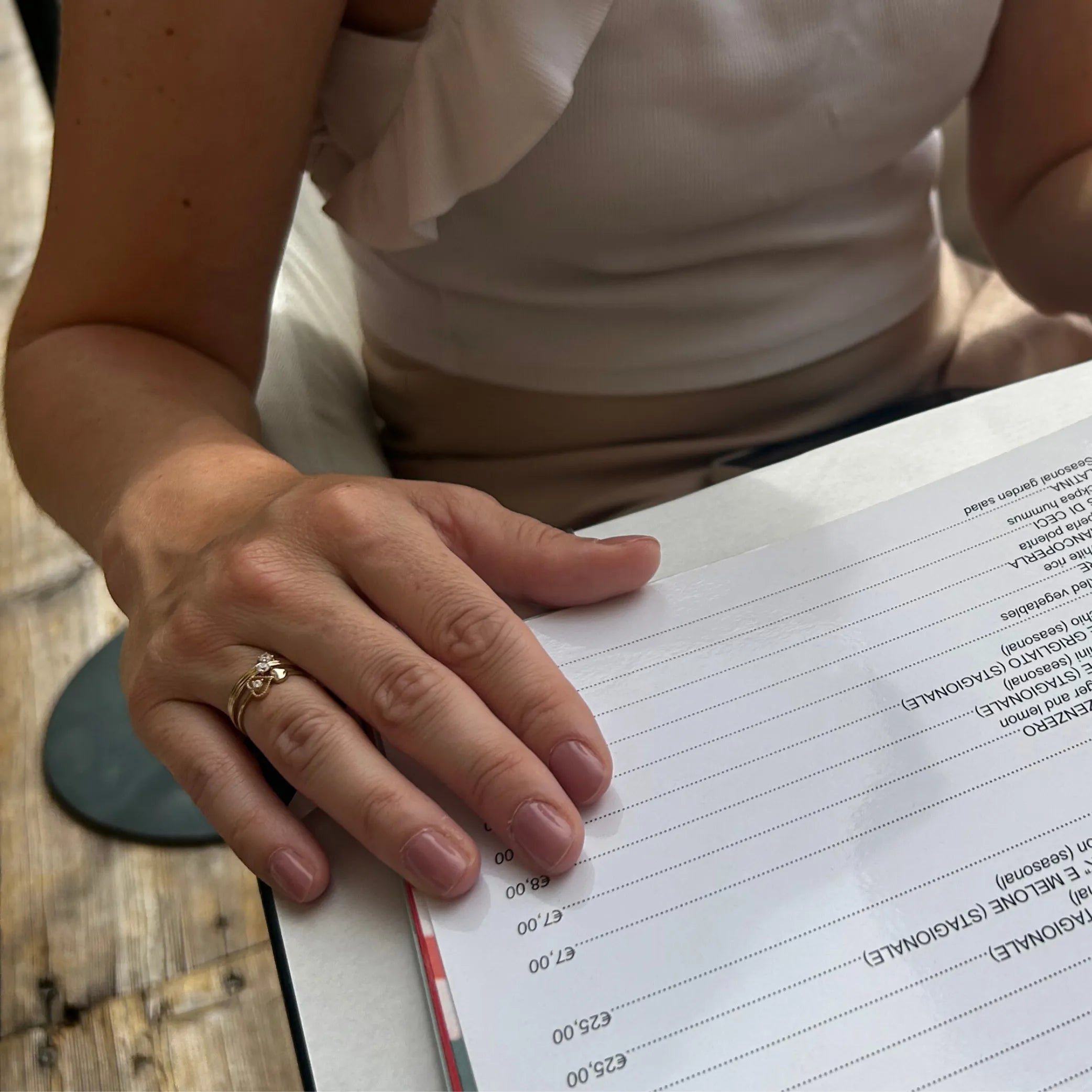 Zlatý prsteň AMOUR FINESSE na ruke – jemný a romantický dizajn