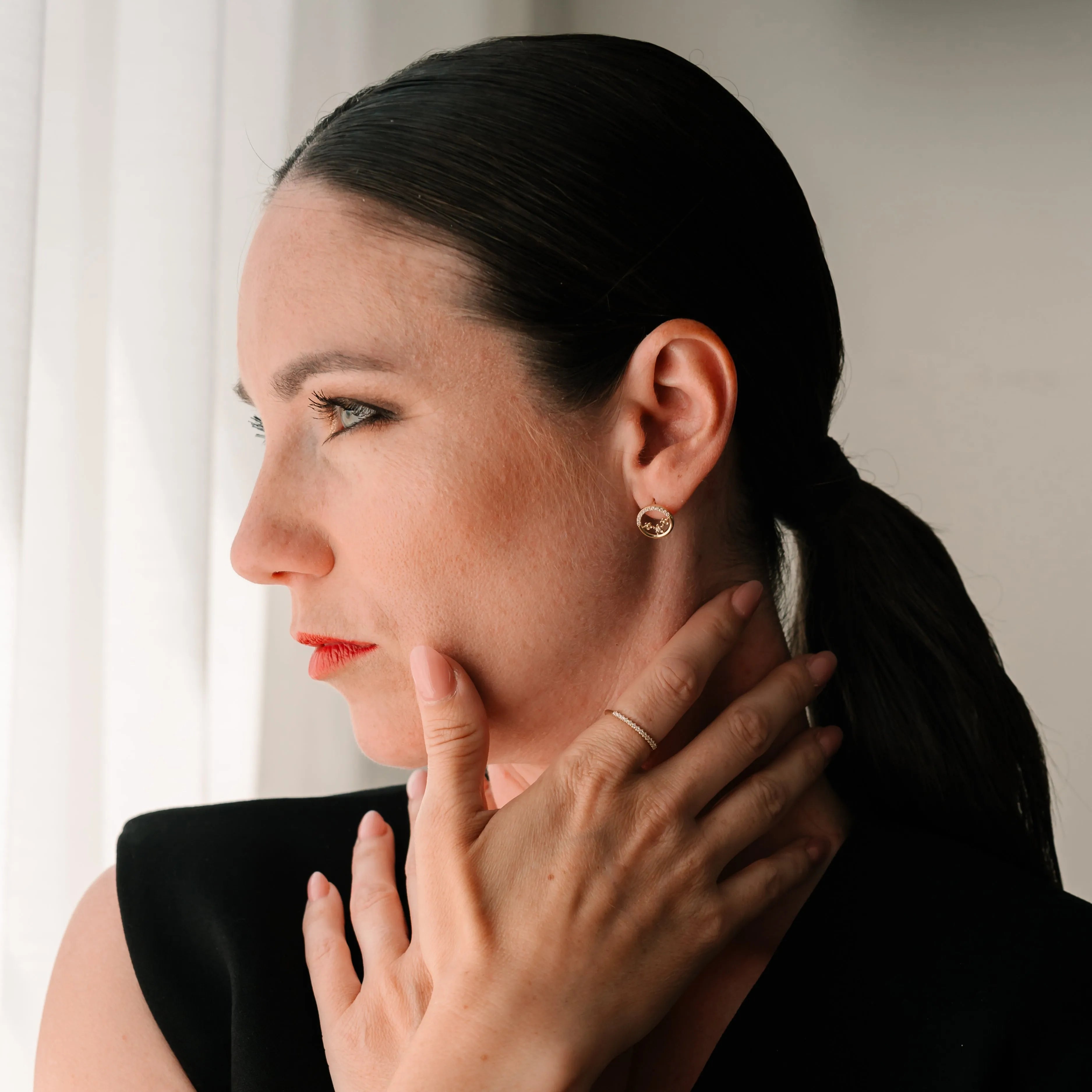 Romantické náušnice CREYO BLOOM na modeli s čiernym outfitom