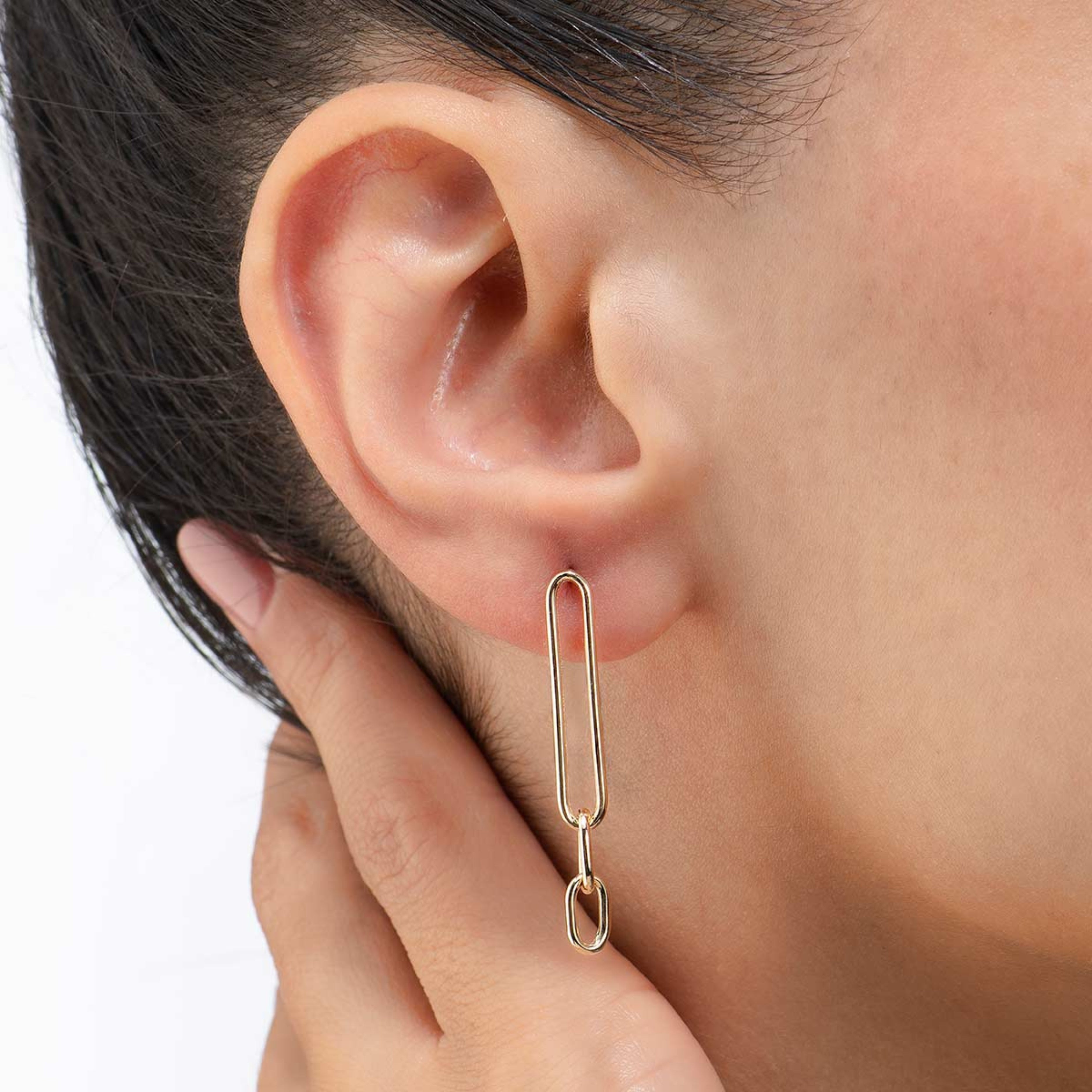 Náušnice CREYO LINIA z 14K zlata – elegantný minimalistický štýl na uchu modelky