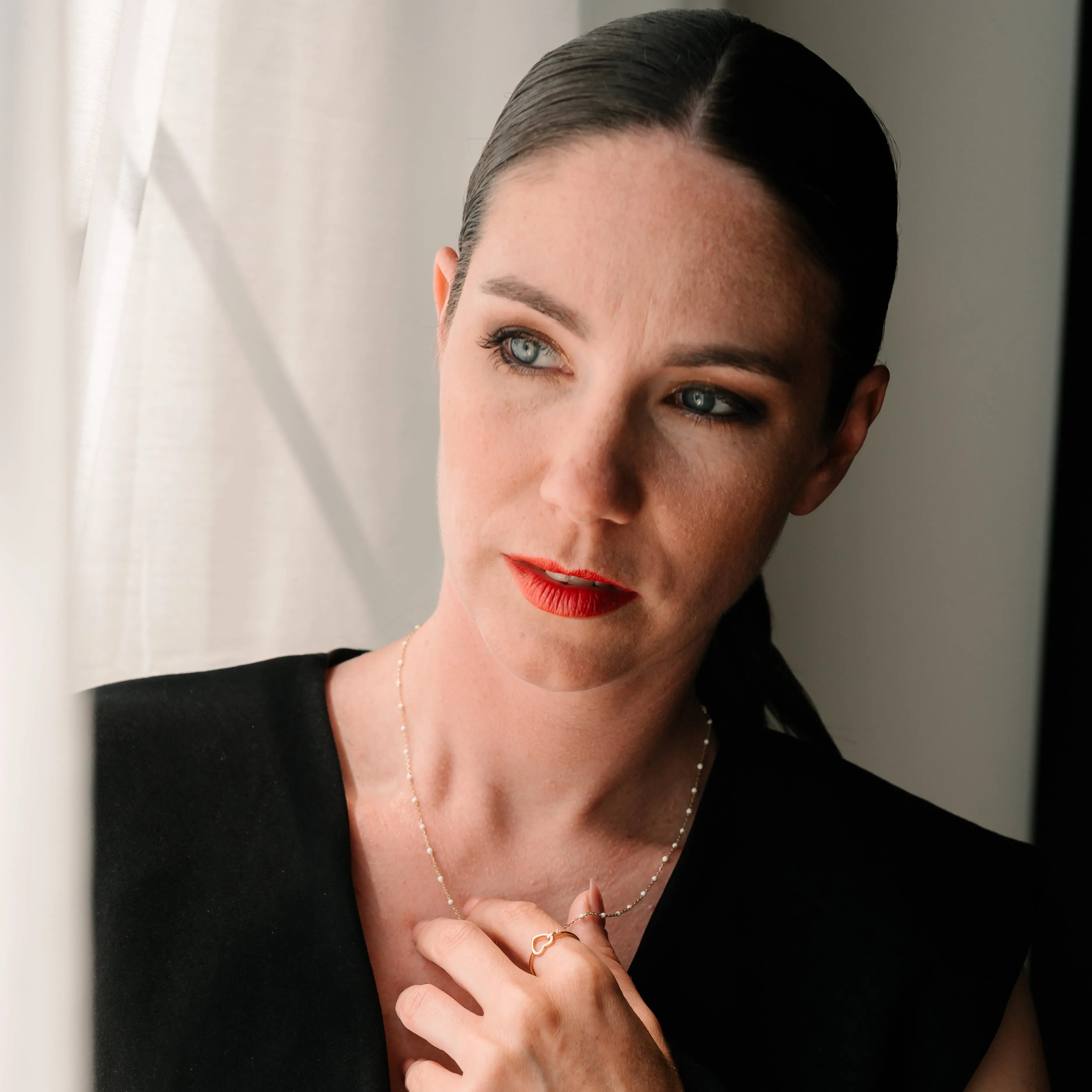 Žena s jemným náhrdelníkom CREYO PUREA pri okne