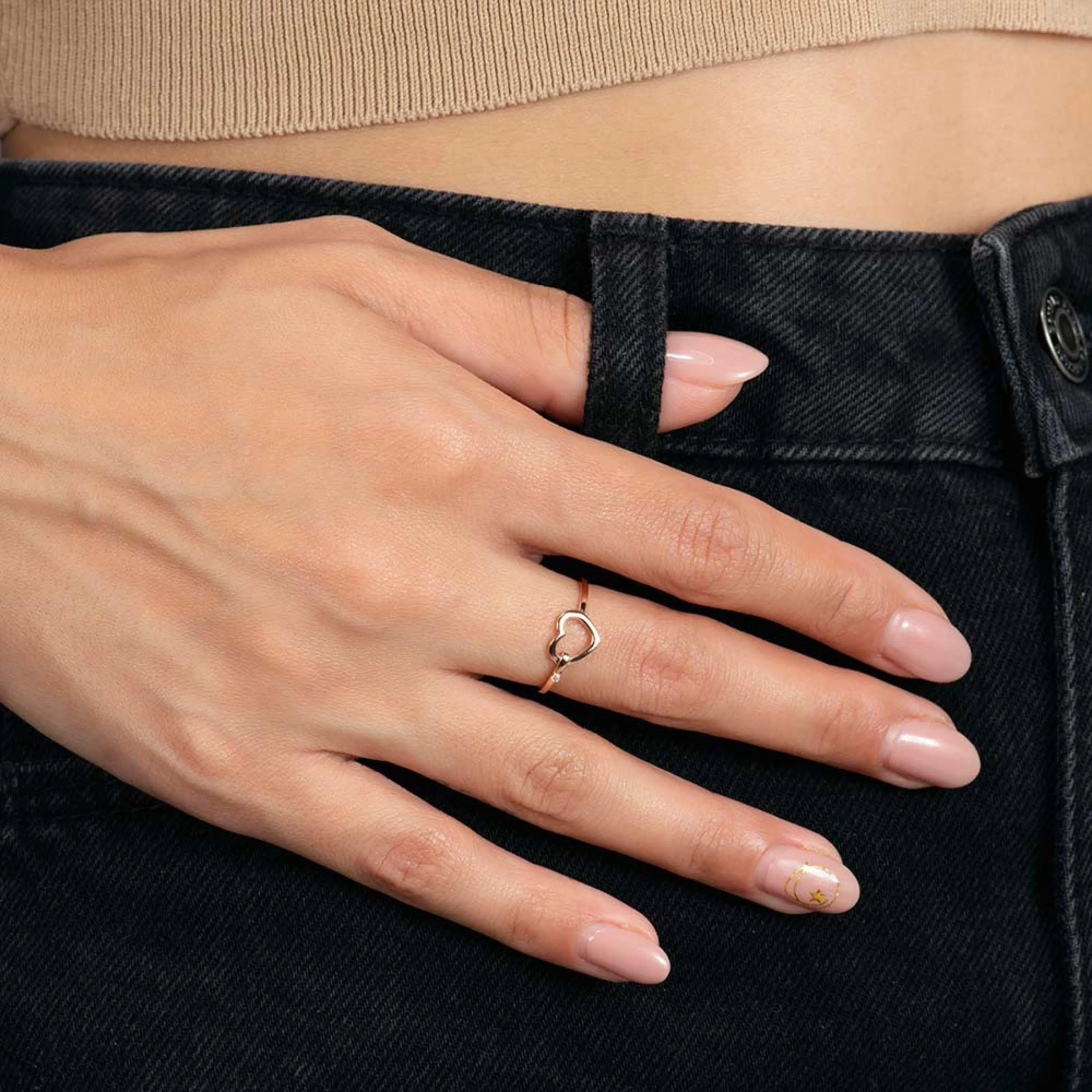 Dámsky prsteň v tvare srdca zo 14K zlata na ruke – šperk CREYO AMORE