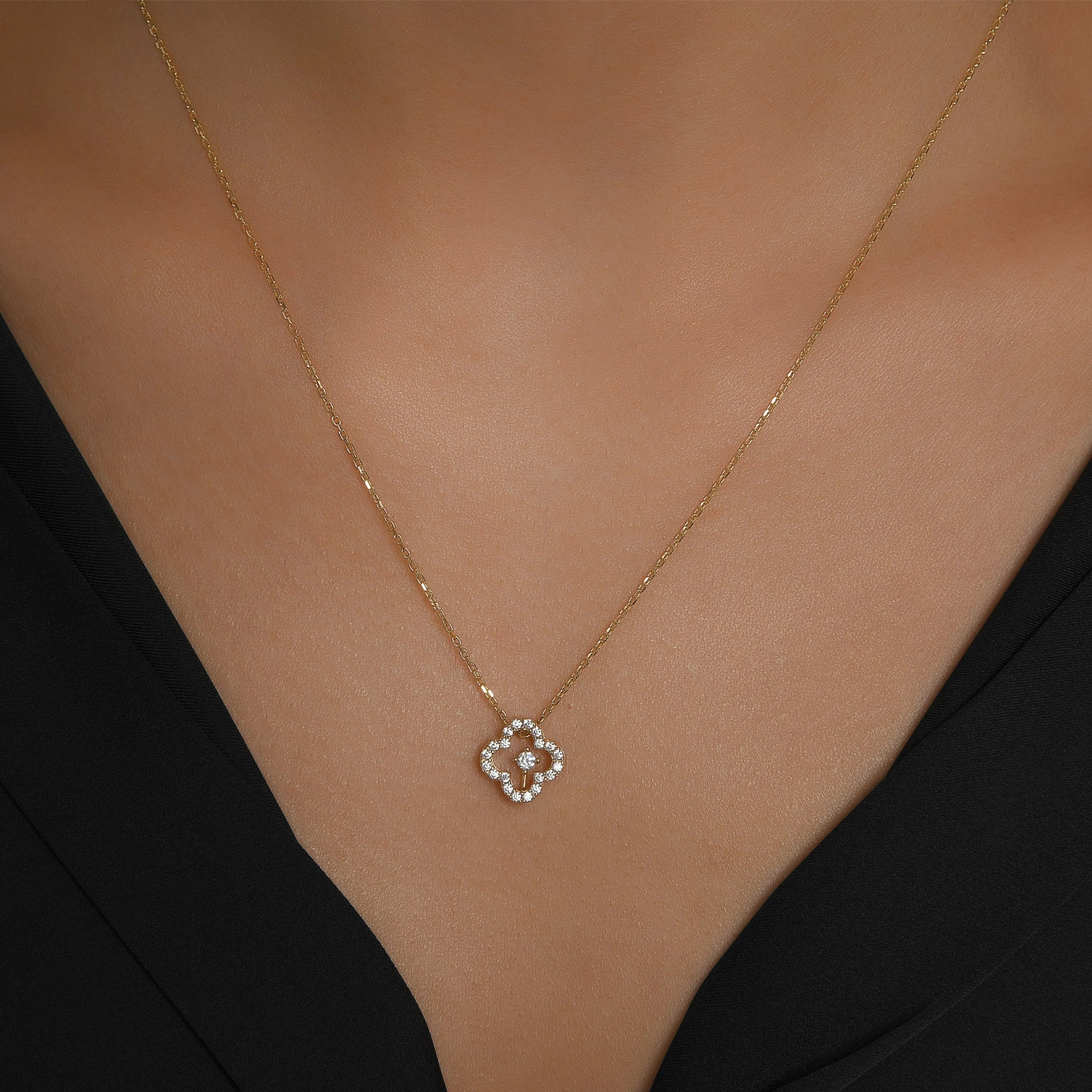 Náhrdelník CREYO FLORÉ zo žltého zlata s príveskom v tvare štvorlístka