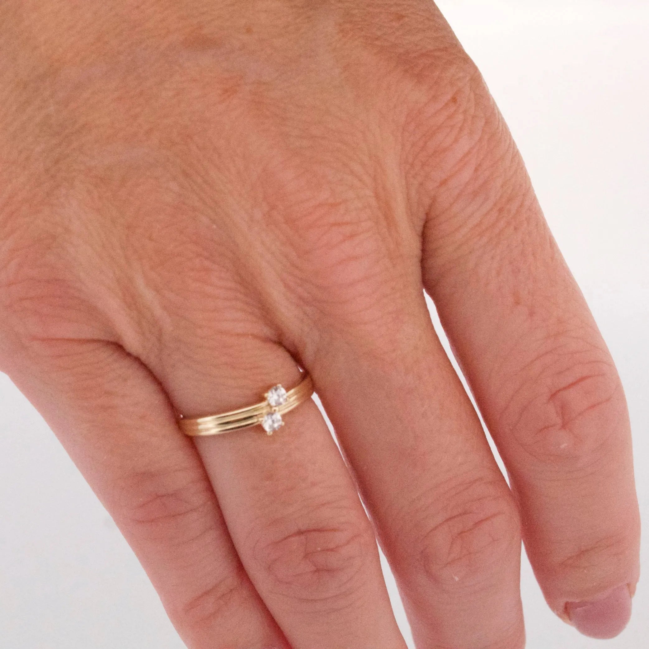 Prsteň DUO AMOUR zo 14K zlata na ruke – minimalistický dizajn 2