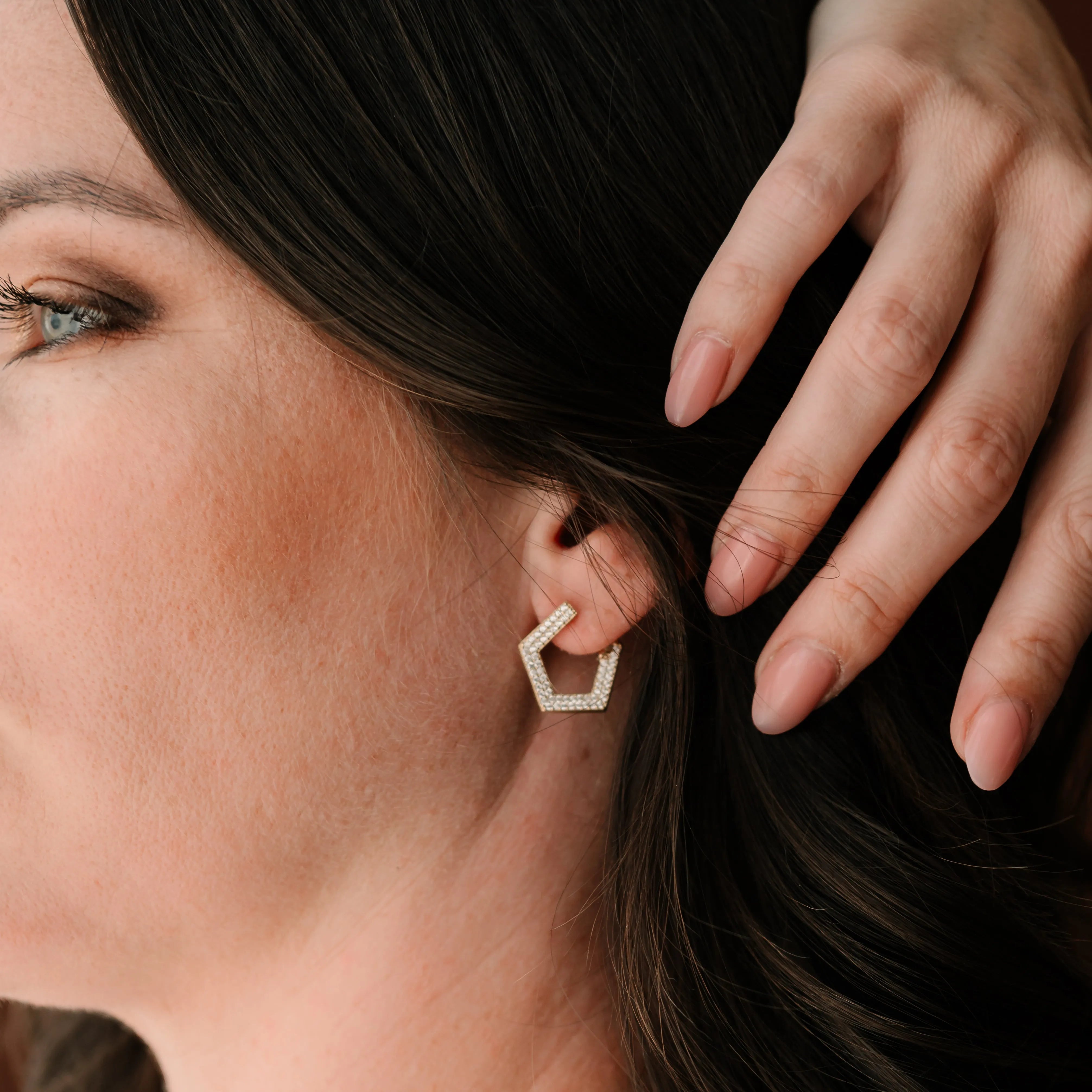 Luxusné zlaté náušnice so žiarivými zirkónmi v tvare päťuholníka – kolekcia GEOMETRIC live style