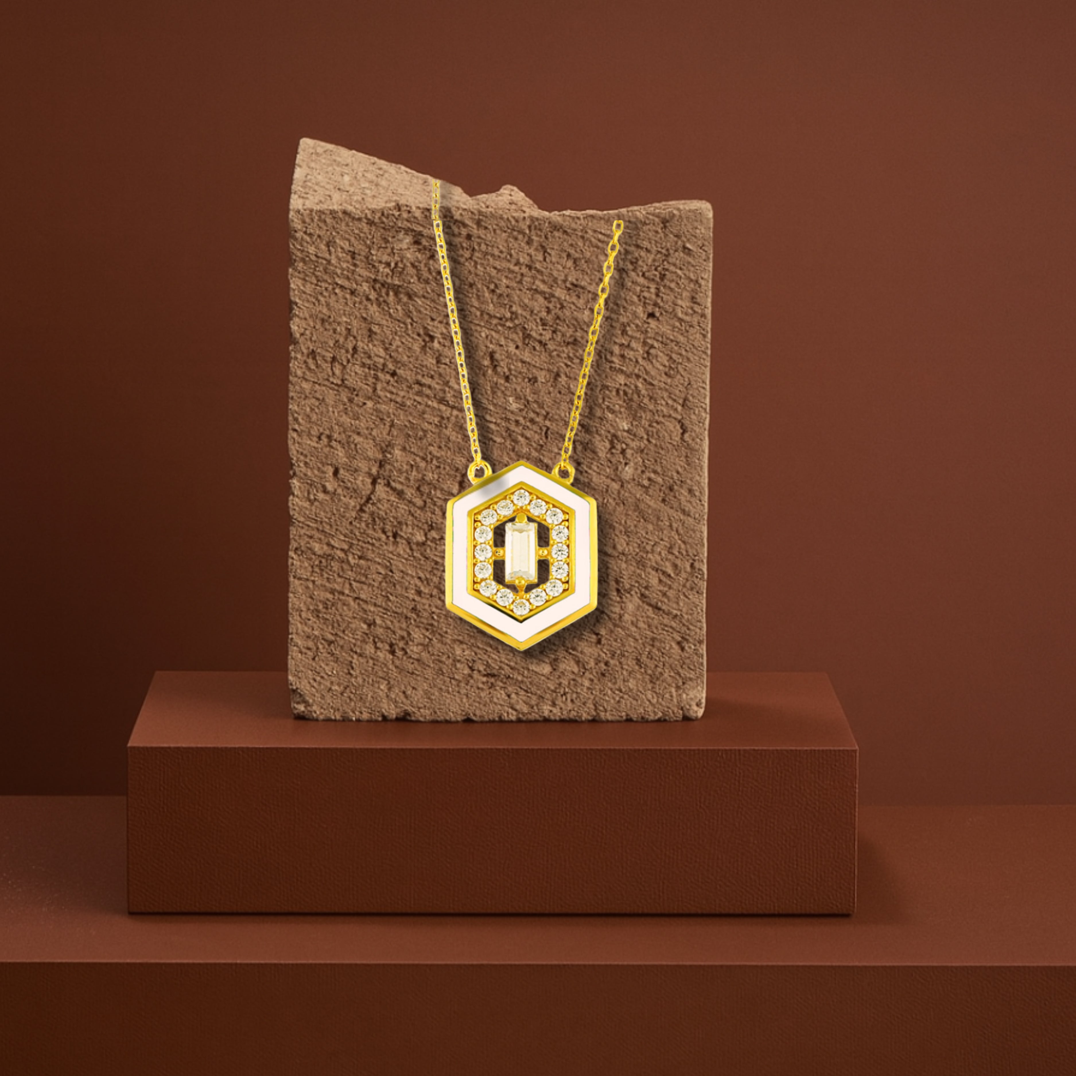 Zlatý náhrdelník s centrálnym zirkónom prezentovaný na kameni – kolekcia CREYO GEOMETRIC