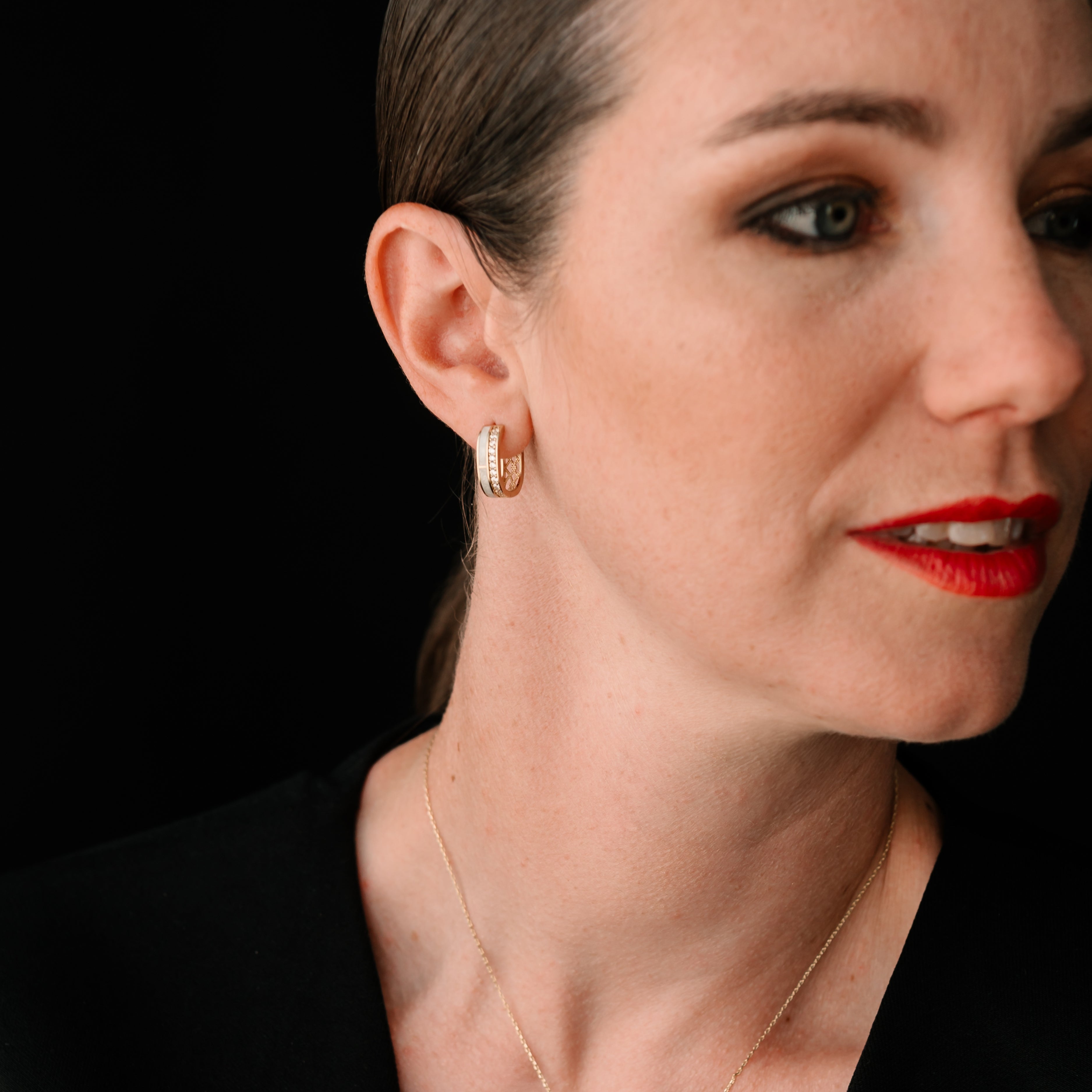 Žena s červeným rúžom nosí náušnice CREYO Élégance GEOMETRIC