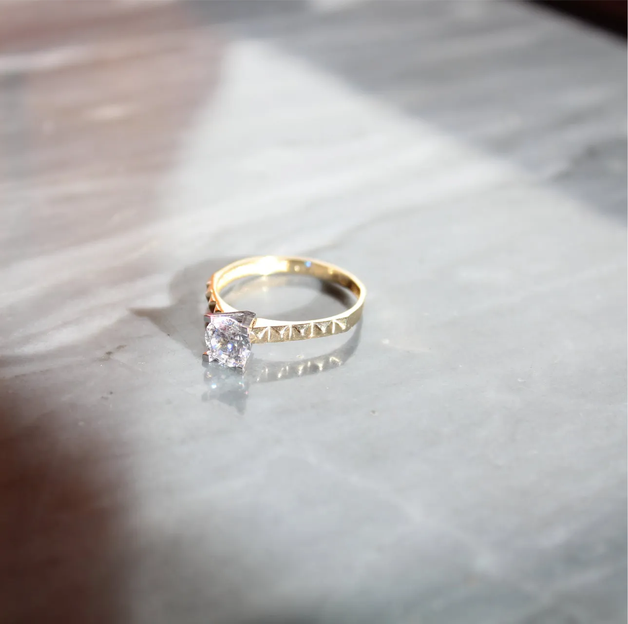 LIRA | Prsteň zo 14K zlata s brúsenou obručou a zirkónom