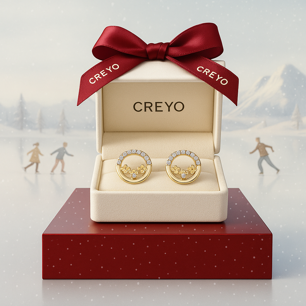 Zlaté napichovacie náušnice CREYO BLOOM s kvetinovým motívom a zirkónmi. Obrazok zachytáva 14K žlté zlato, jemnú váhu a elegantný tvar náušníc.