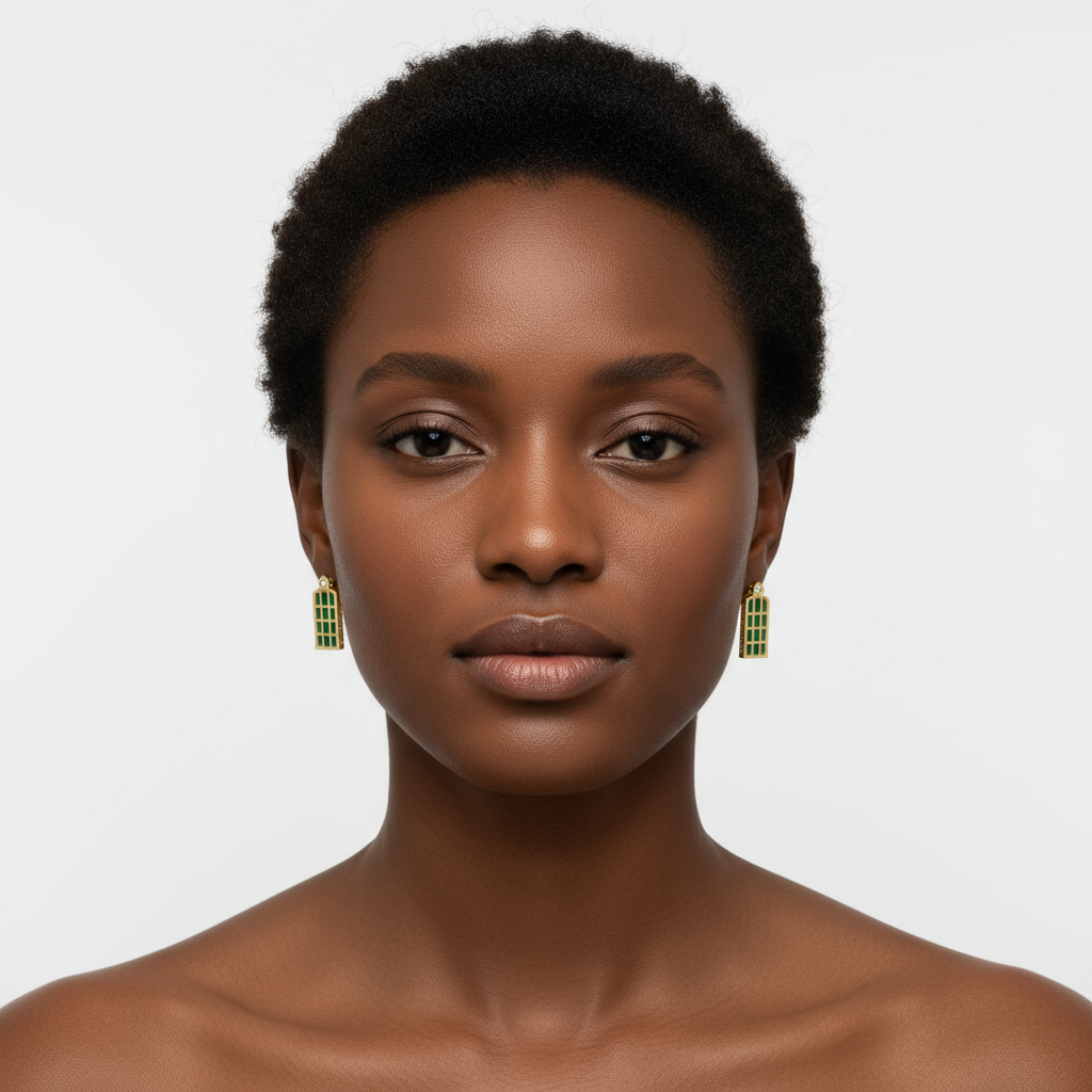 Detail náušníc LUMEN so zelenou výplňou enamelu a zirkónom na vrchole