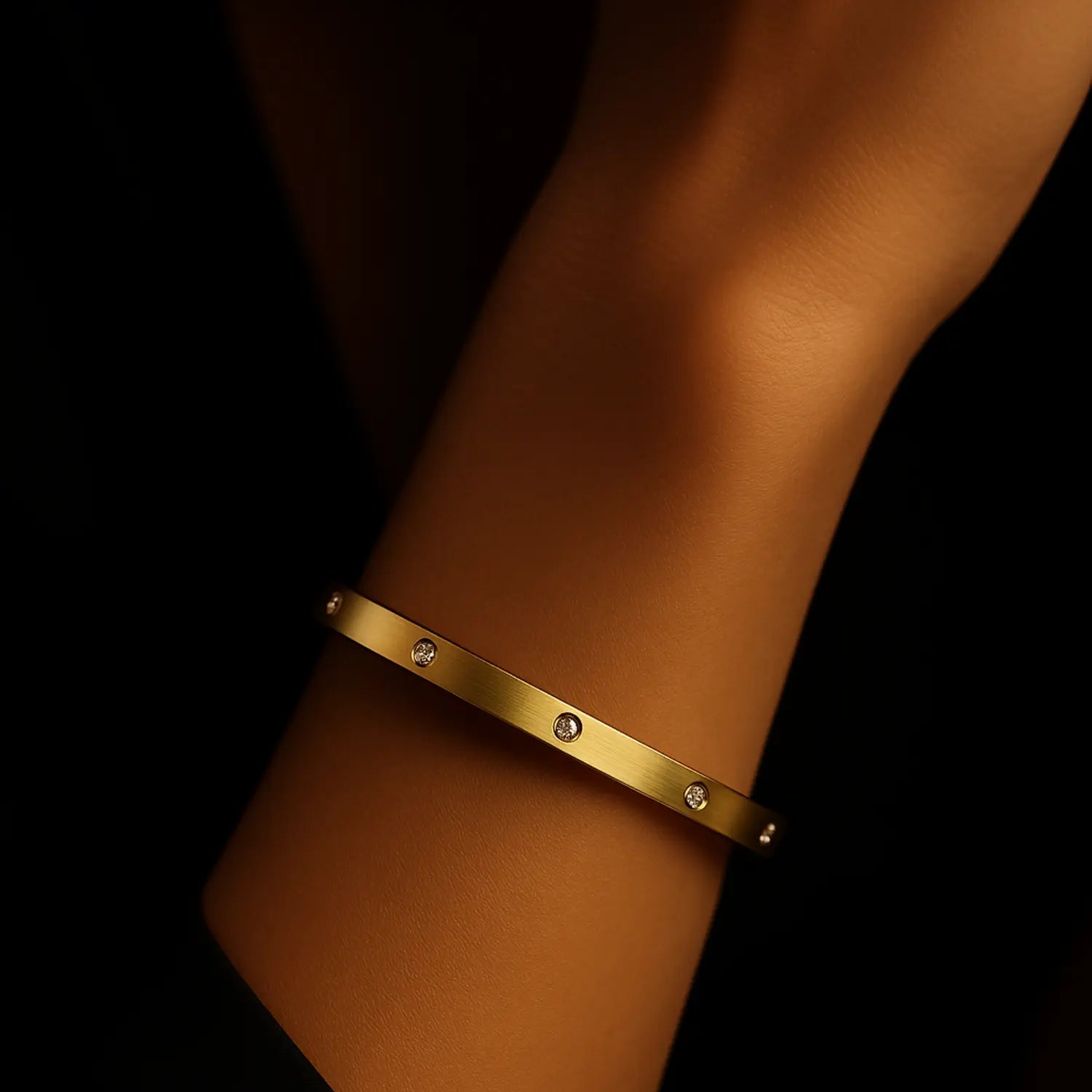 Elegantný zlatý náramok s jemnými kamienkami, minimalistický šperk pre ženy.