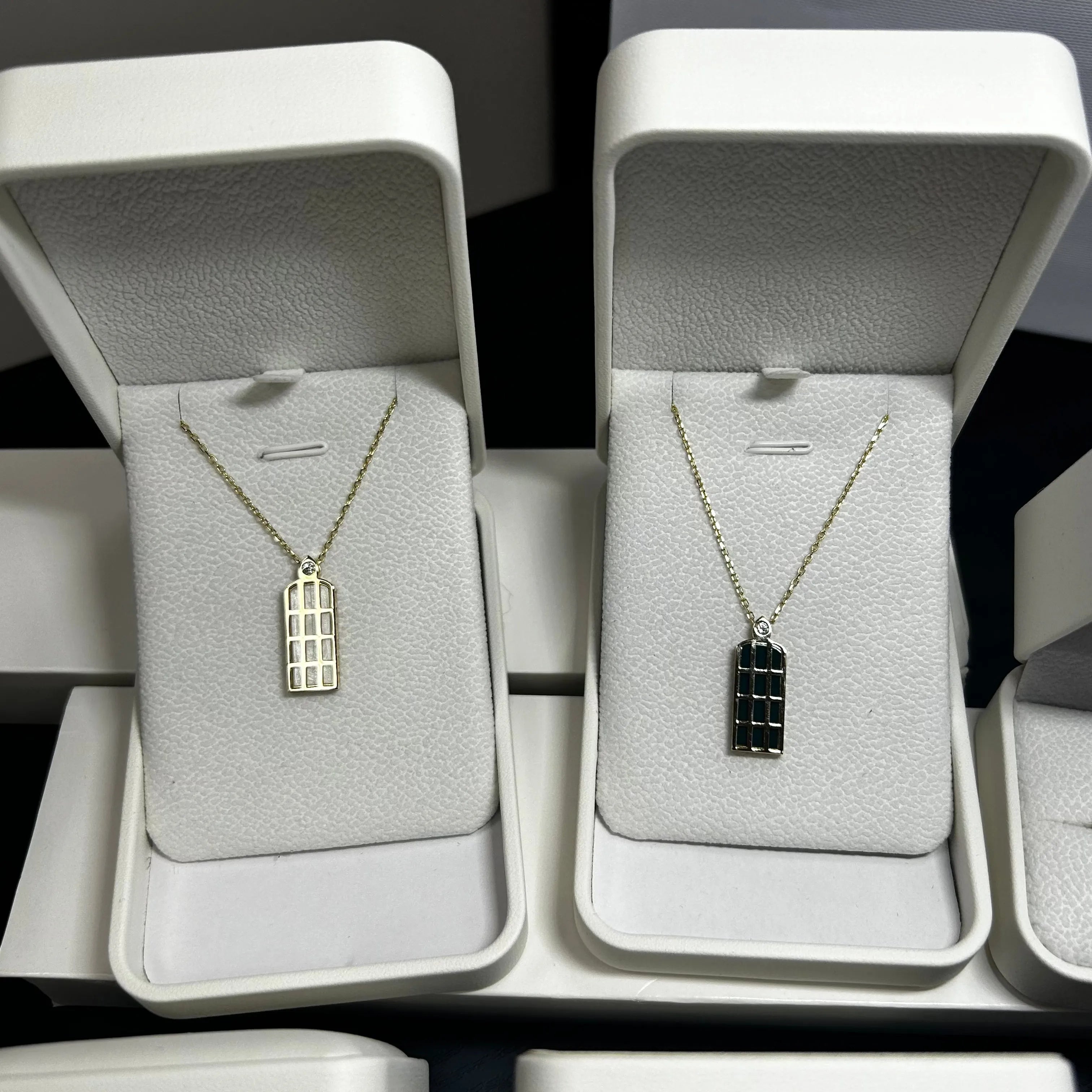 Dv prívesky Lumen v darčekovom balelní vedľa seba 