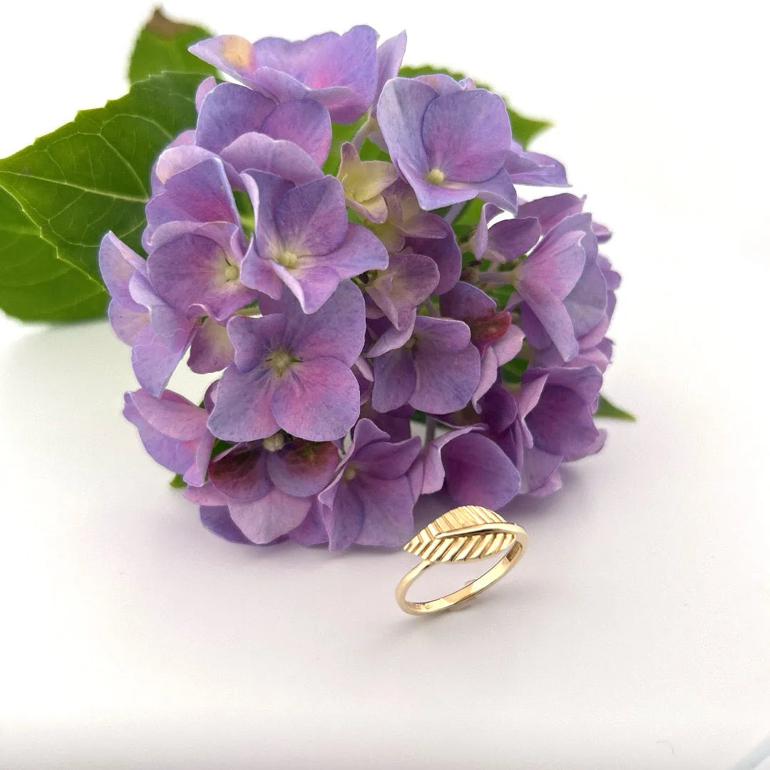 FOLIA | Gold ring with leaf motif