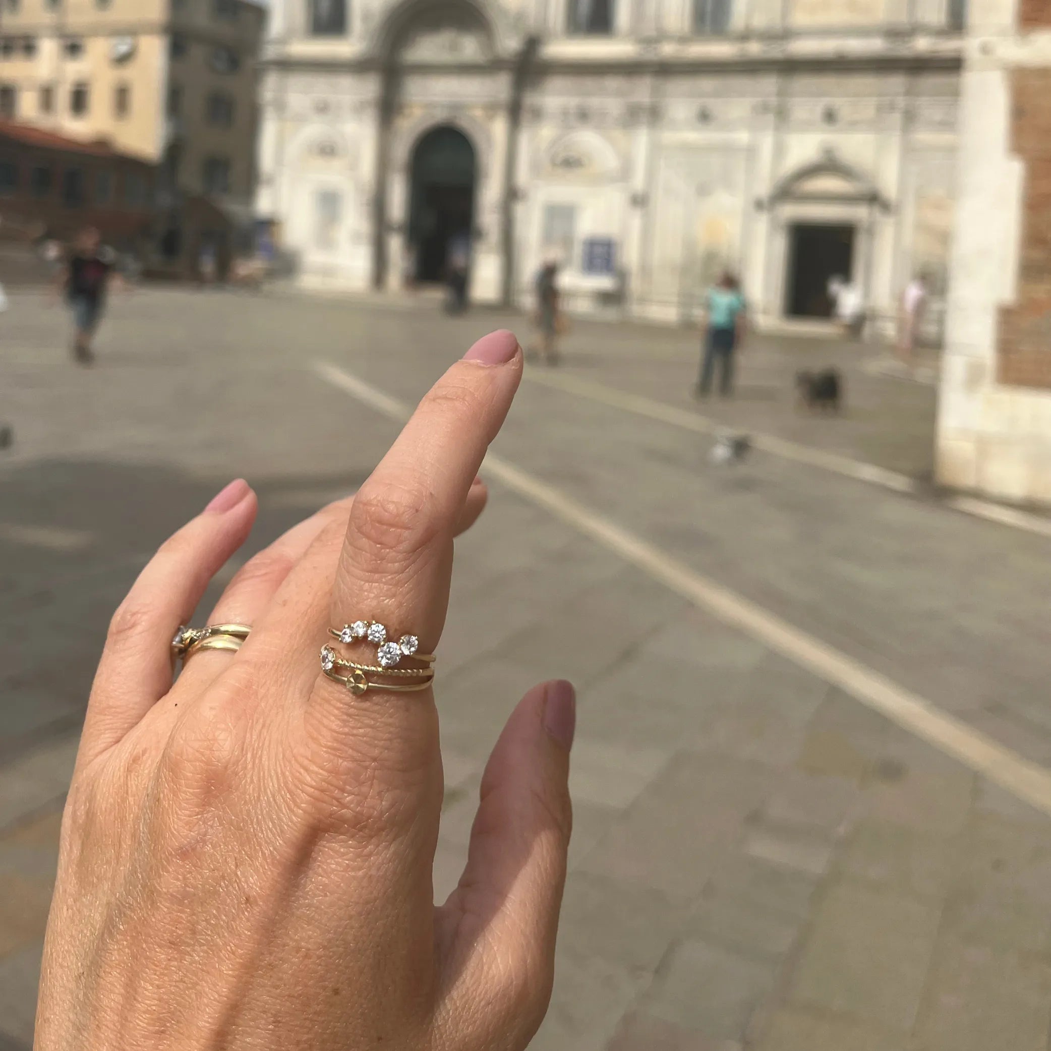 Prsteň DIVINA zo 14K zlata na ruke – elegantný detail livestyle