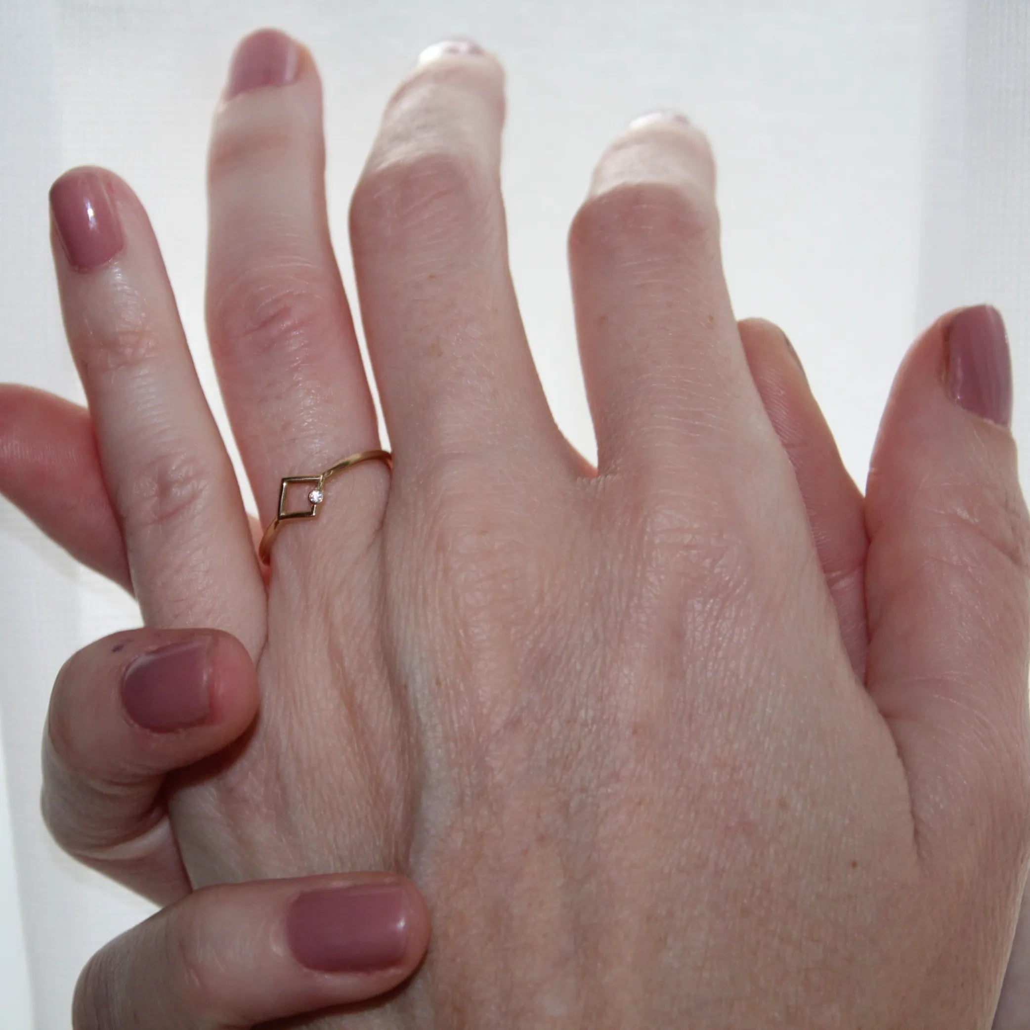 Prsteň GEOMETRIA SOLIS v sebe spája jemnosť, presnosť a svetlo.
Vyrobený zo 14-karátového žltého zlata (585/1000)