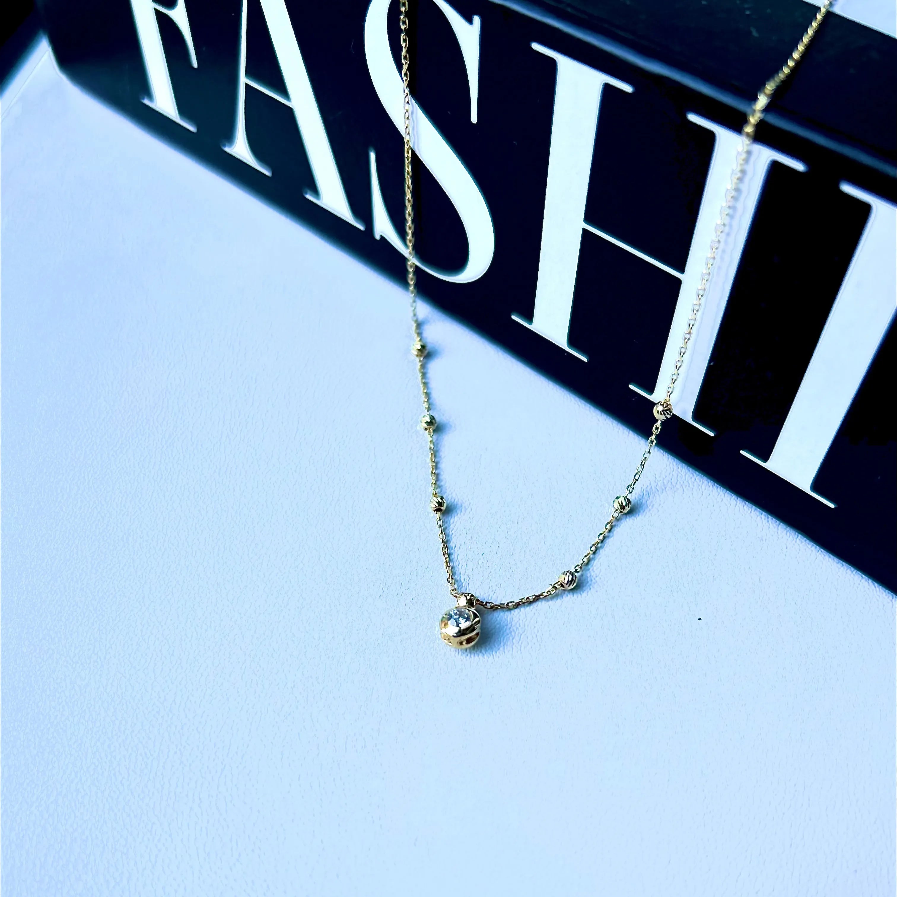 STELLA LUX | Náhrdelník zo 14K zlata detail livestyle