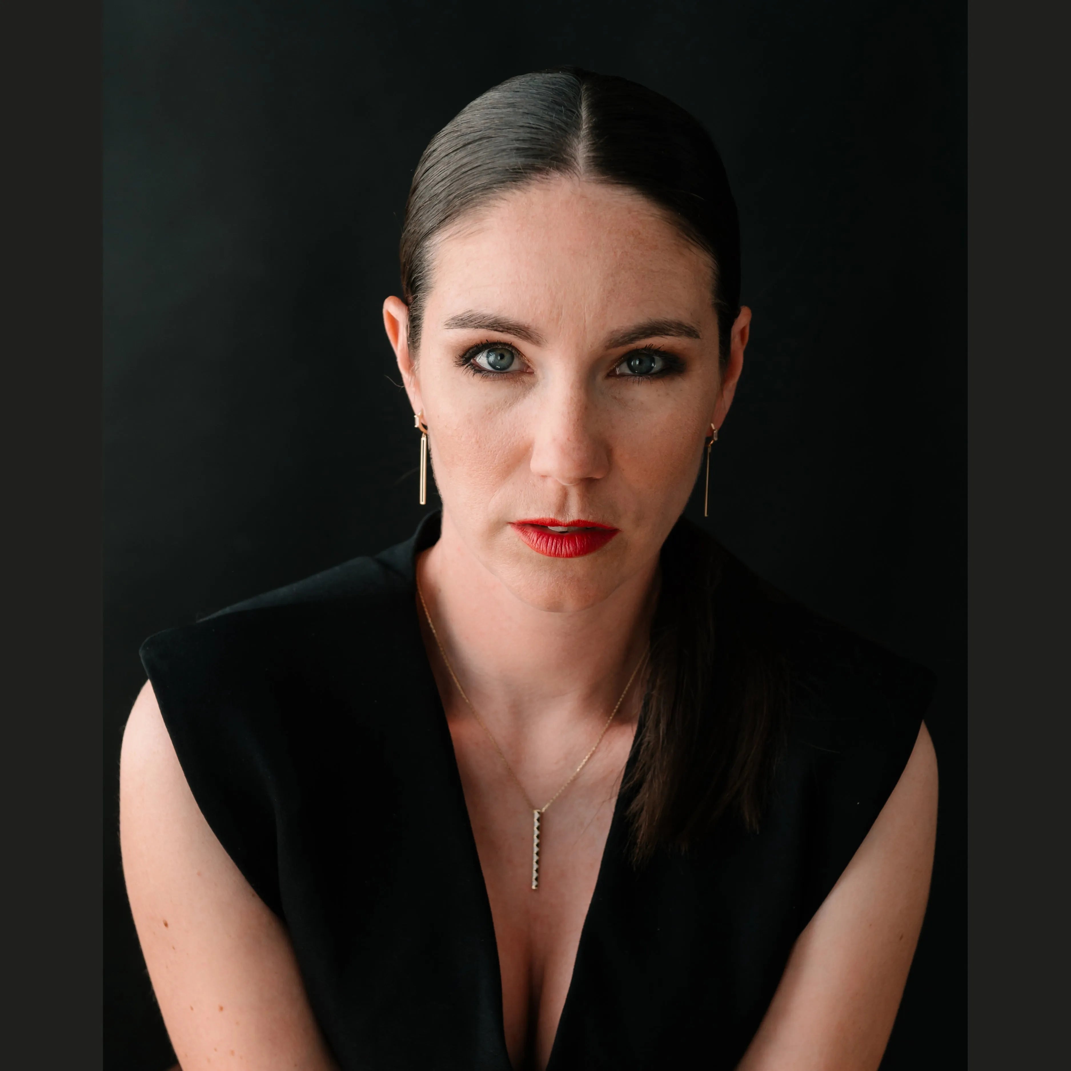 Žena nosí náhrdelník CREYO NOIR zo zlata s grafickým vzorom – elegantný čierny outfit