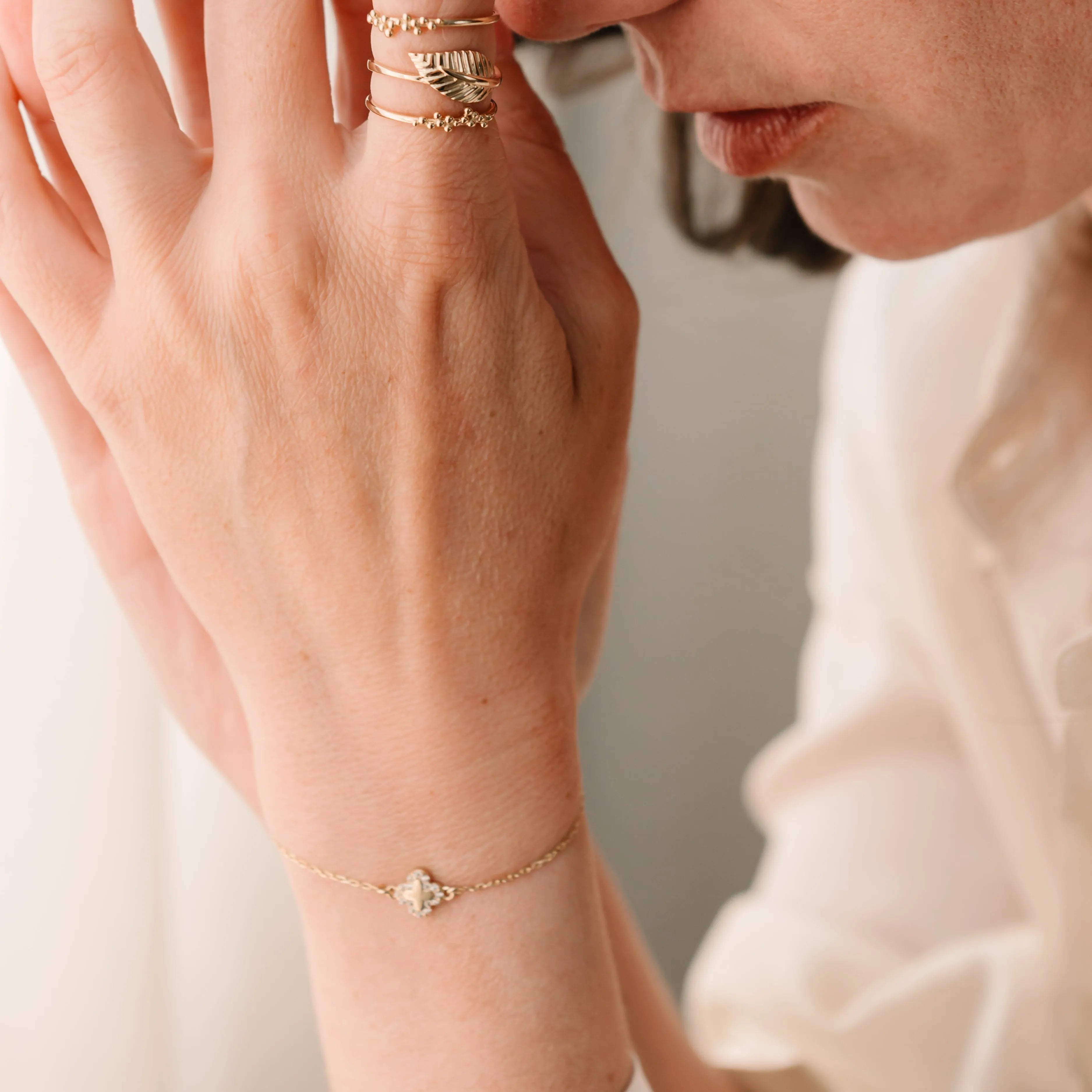 Detailný pohľad na náramok CREYO Eternal Clover na zápästí