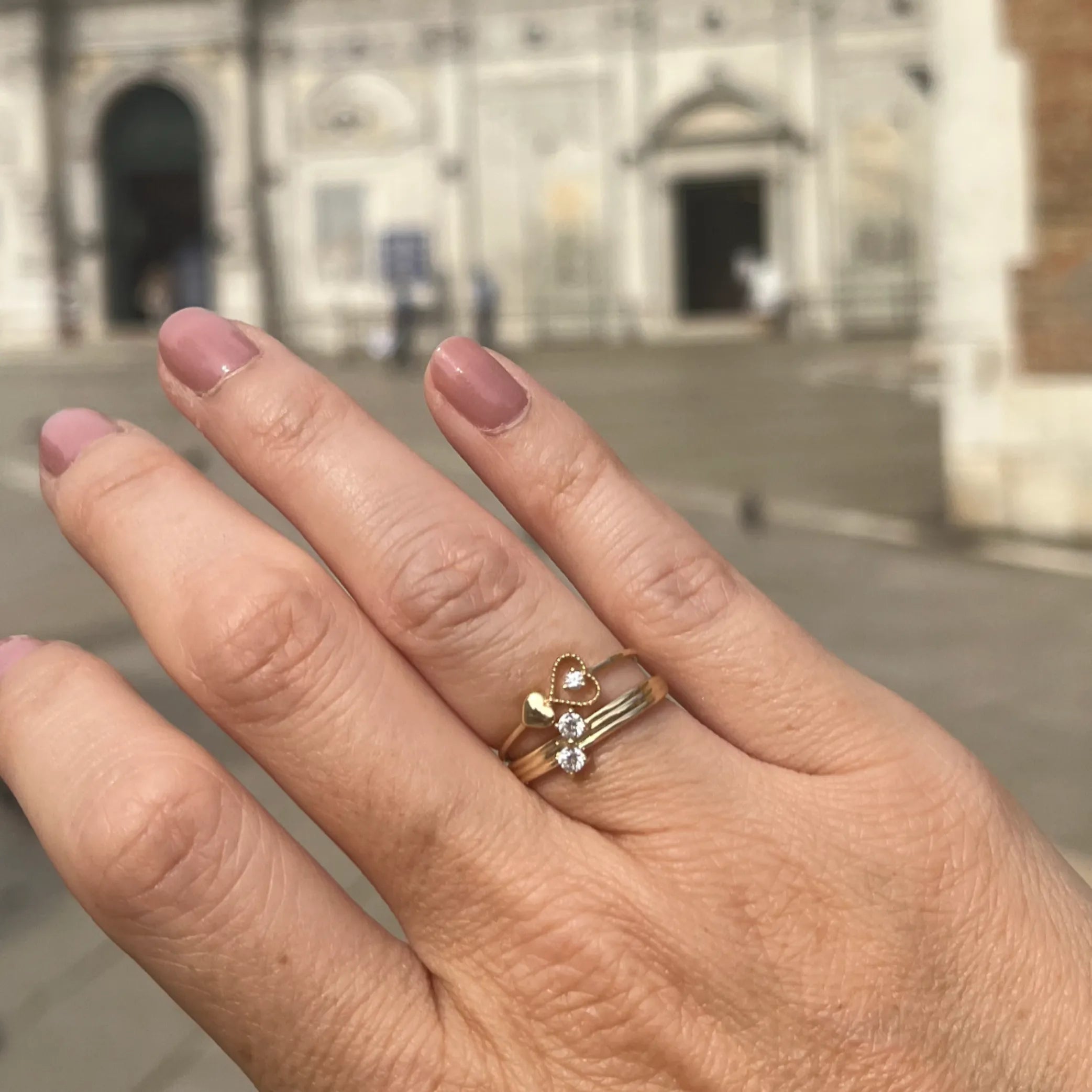 Romantický zlatý prsteň DUO AMOUR s dvojitou obrúčkou a zirkónmi 2