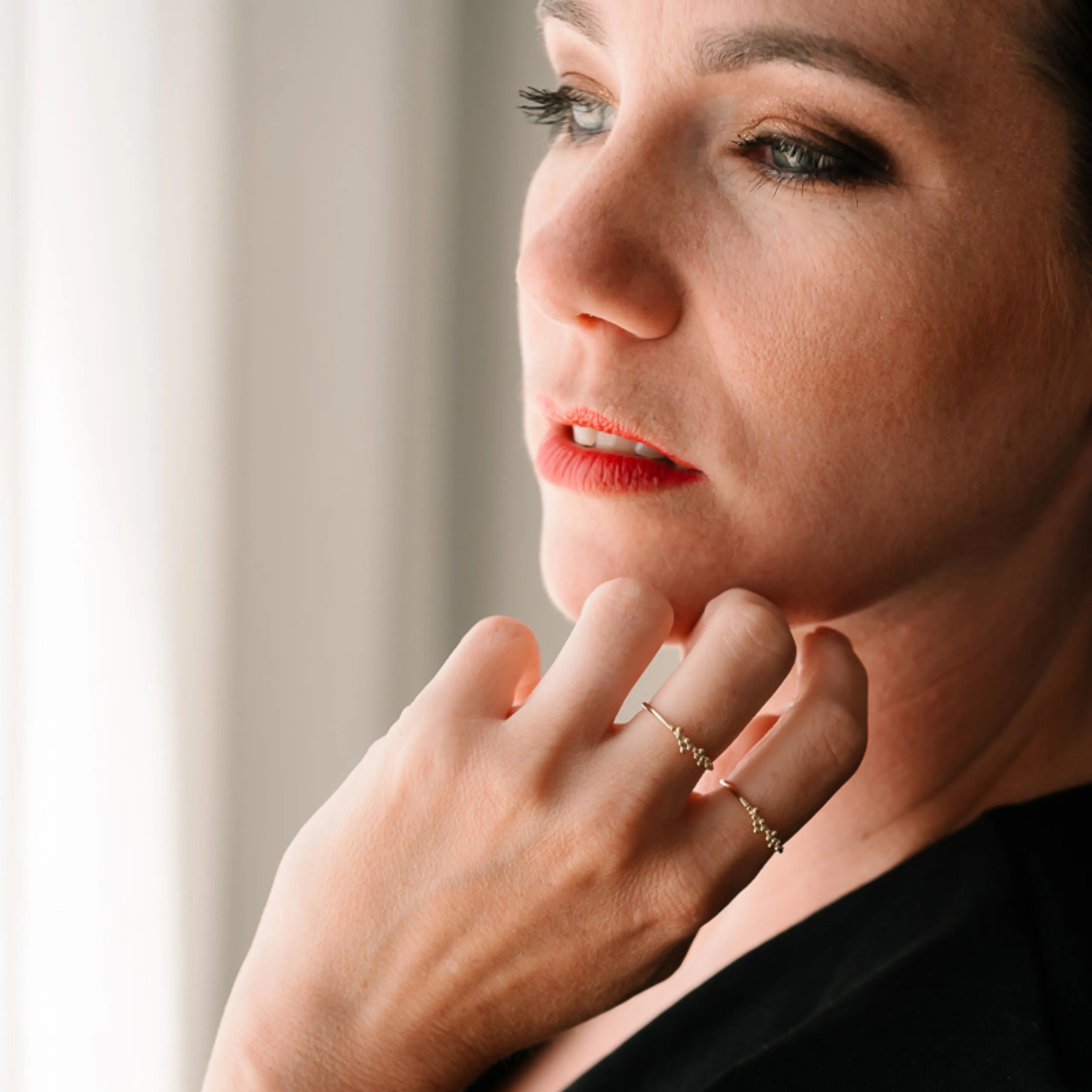 Dva minimalistické prstene s guľôčkami zo žltého zlata – CREYO DOTS