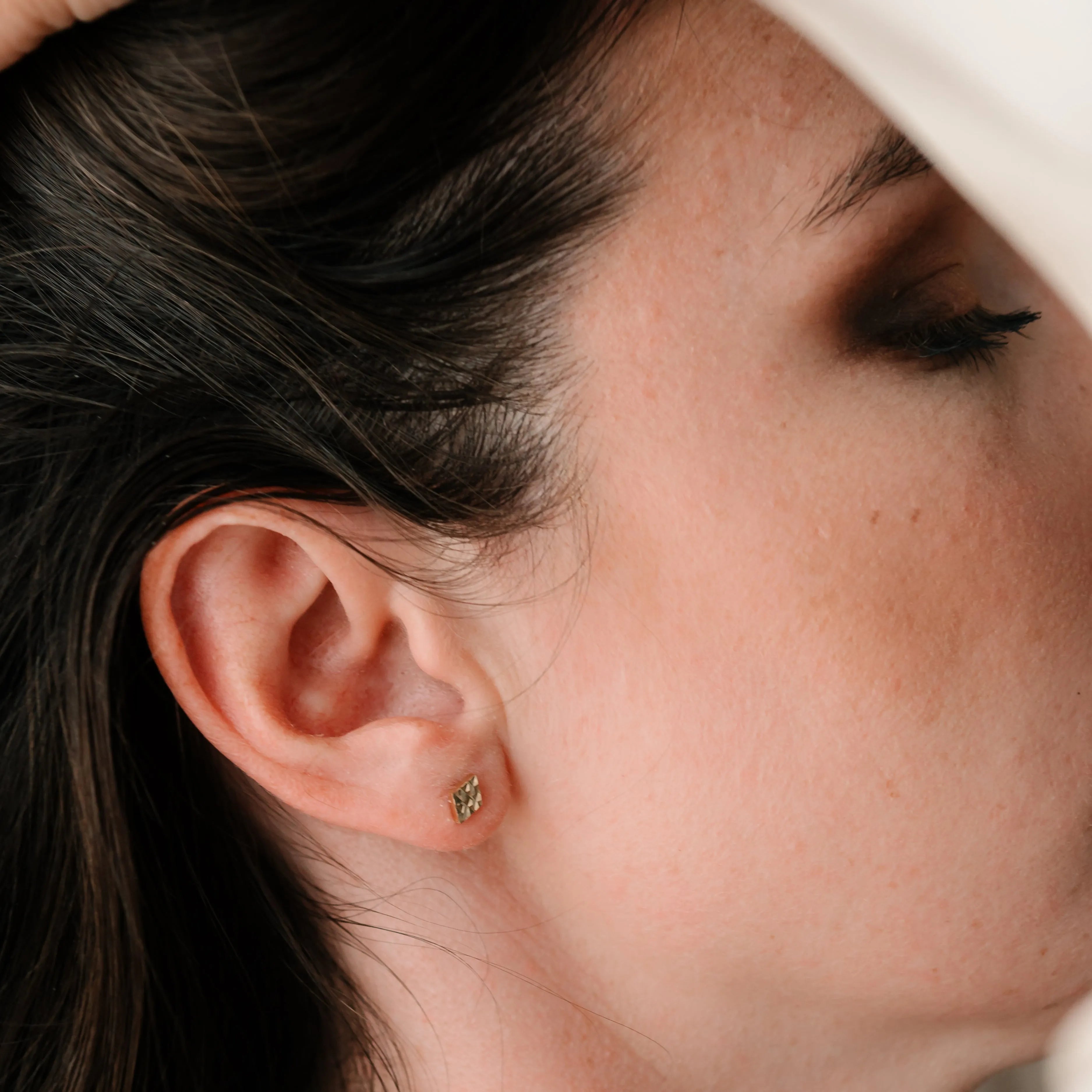 Náušnice CREYO ASTRA s geometrickým dizajnom na uchu modelky