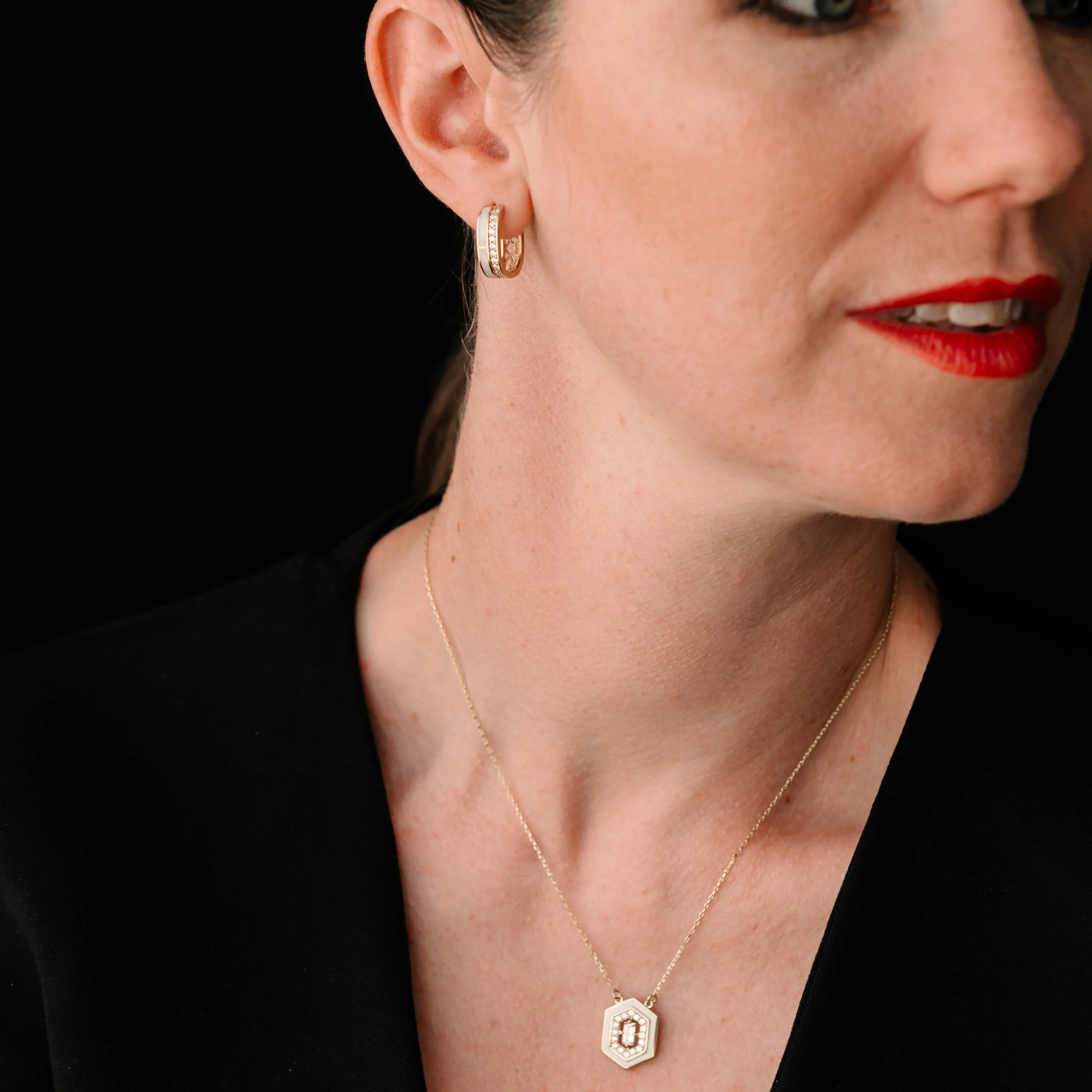 Elegantná žena s náhrdelníkom CREYO GEOMETRIC a zlatými náušnicami