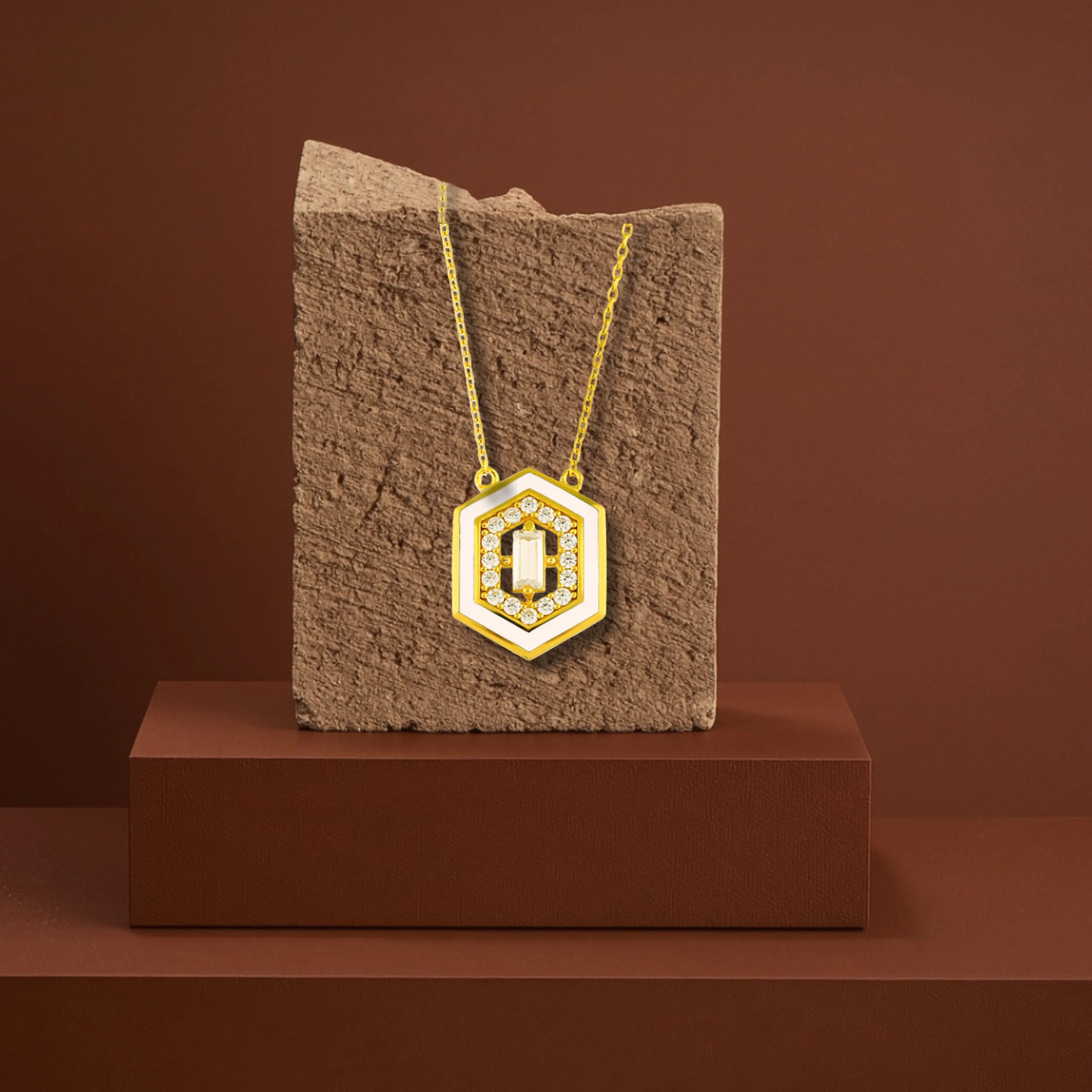 Zlatý náhrdelník s centrálnym zirkónom prezentovaný na kameni – kolekcia CREYO GEOMETRIC