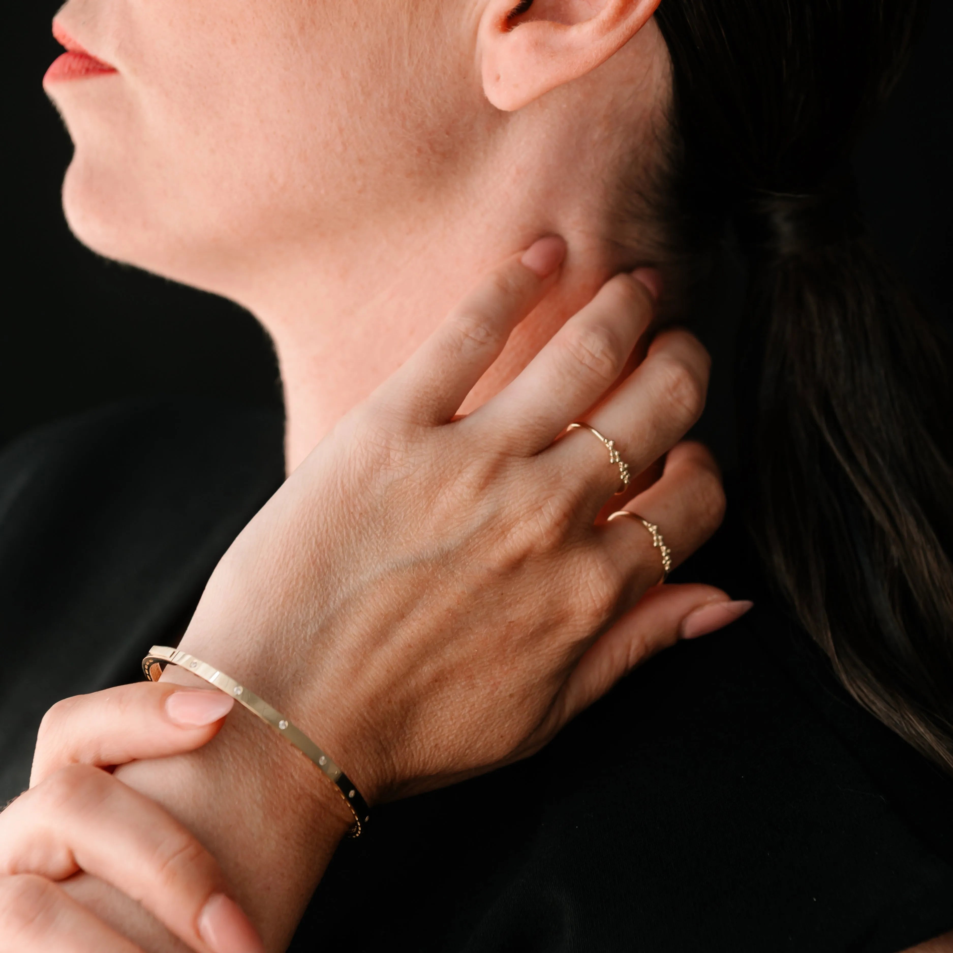 Elegantný zlatý náramok CREYO STRUCTURA kombinovaný s jemnými prsteňmi