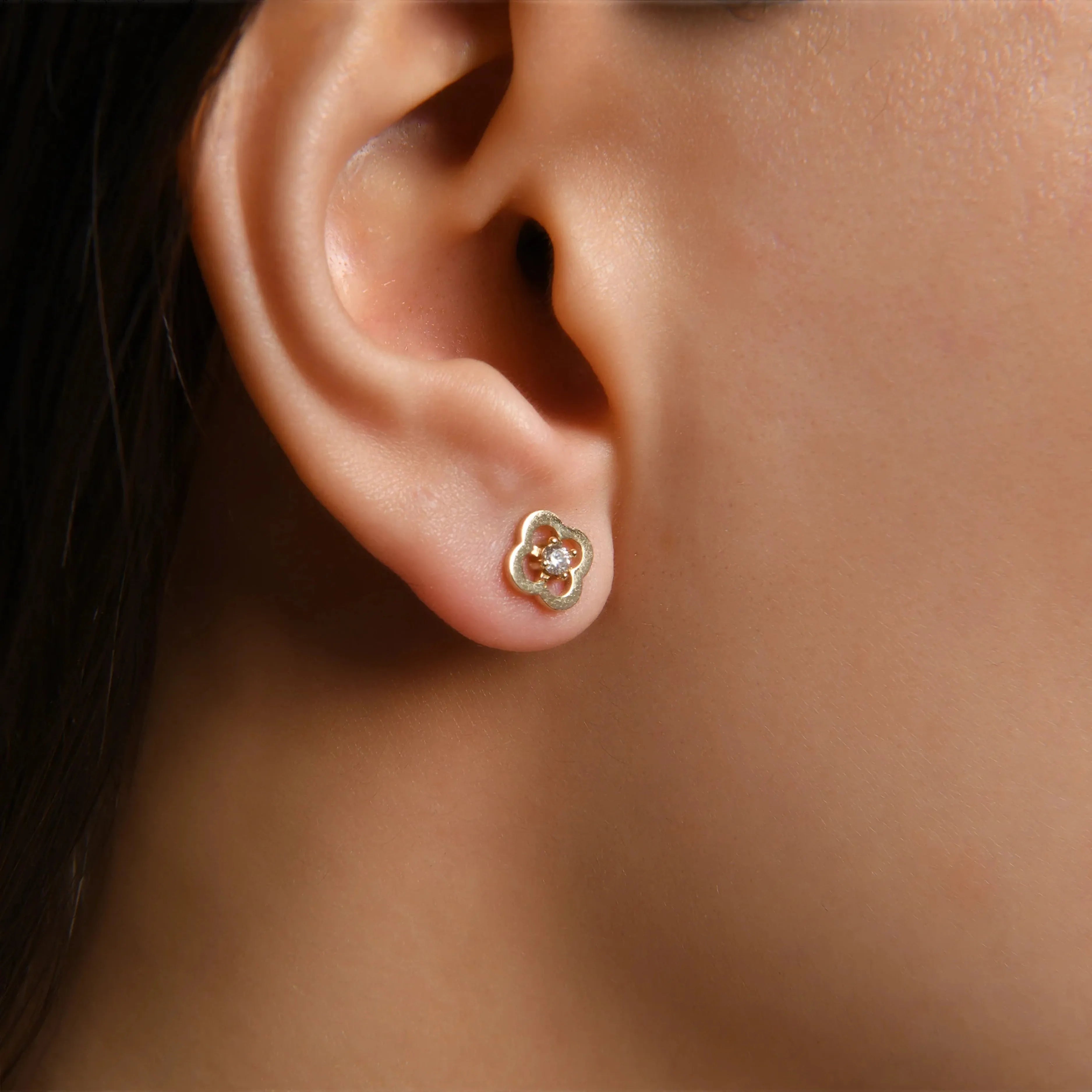 Minimalistická zlatá náušnica CREYO FLORÉ v tvare kvetu so zirkónom