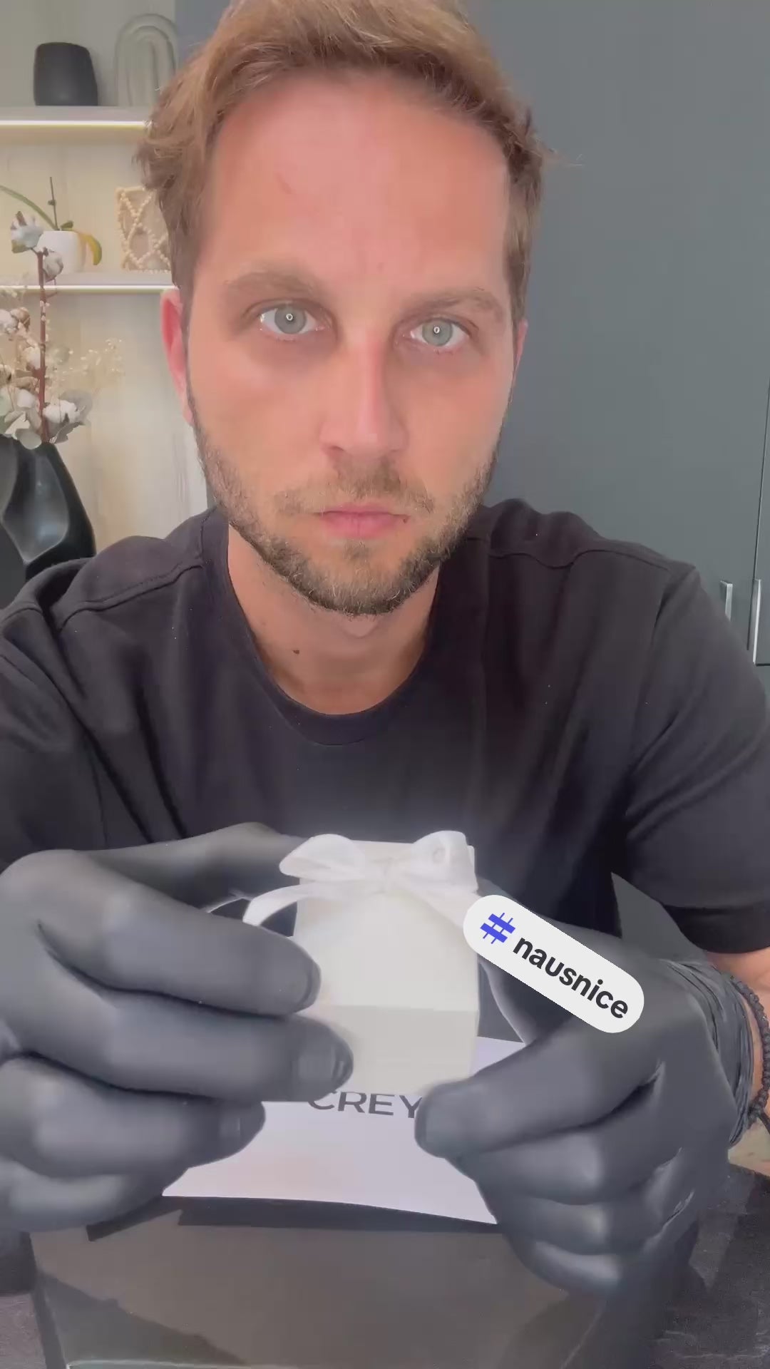 Video detailne zobrazuje dámske napichovacie náušnice CREYO AURORA zo žltého 14-karátového zlata. Lesklé číre zirkóny sa v zábere trblietajú pri pohybe, zvýrazňujú elegantný a nadčasový dizajn náušníc. Vo videu je viditeľné jemné zlaté osadenie, čistý tvar a vysoký lesk, ktoré robia tieto zlaté náušnice ideálnymi na každodenné nosenie aj špeciálne príležitosti.