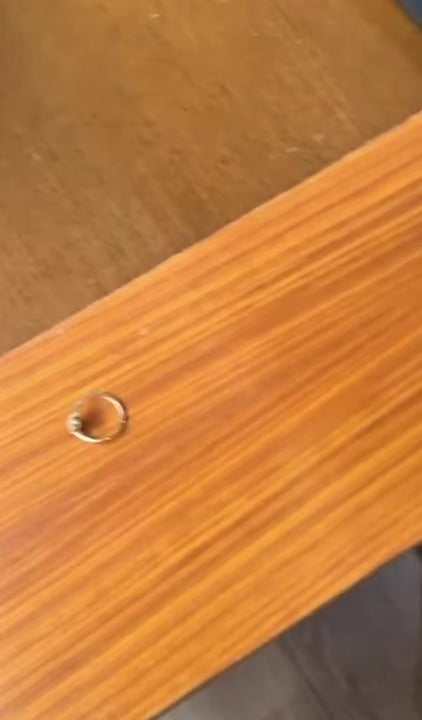 Video detailne zobrazuje napichovacie náušnice CREYO LUMEN zo 14K žltého zlata s tvarom gotického chrámového okna. Zábery ukazujú zelený enamel uložený v zlatej mriežke, doplnený drobným čírym zirkónom v hornej časti. Náušnice pôsobia elegantne, architektonicky a symbolizujú svetlo a vnútornú silu.