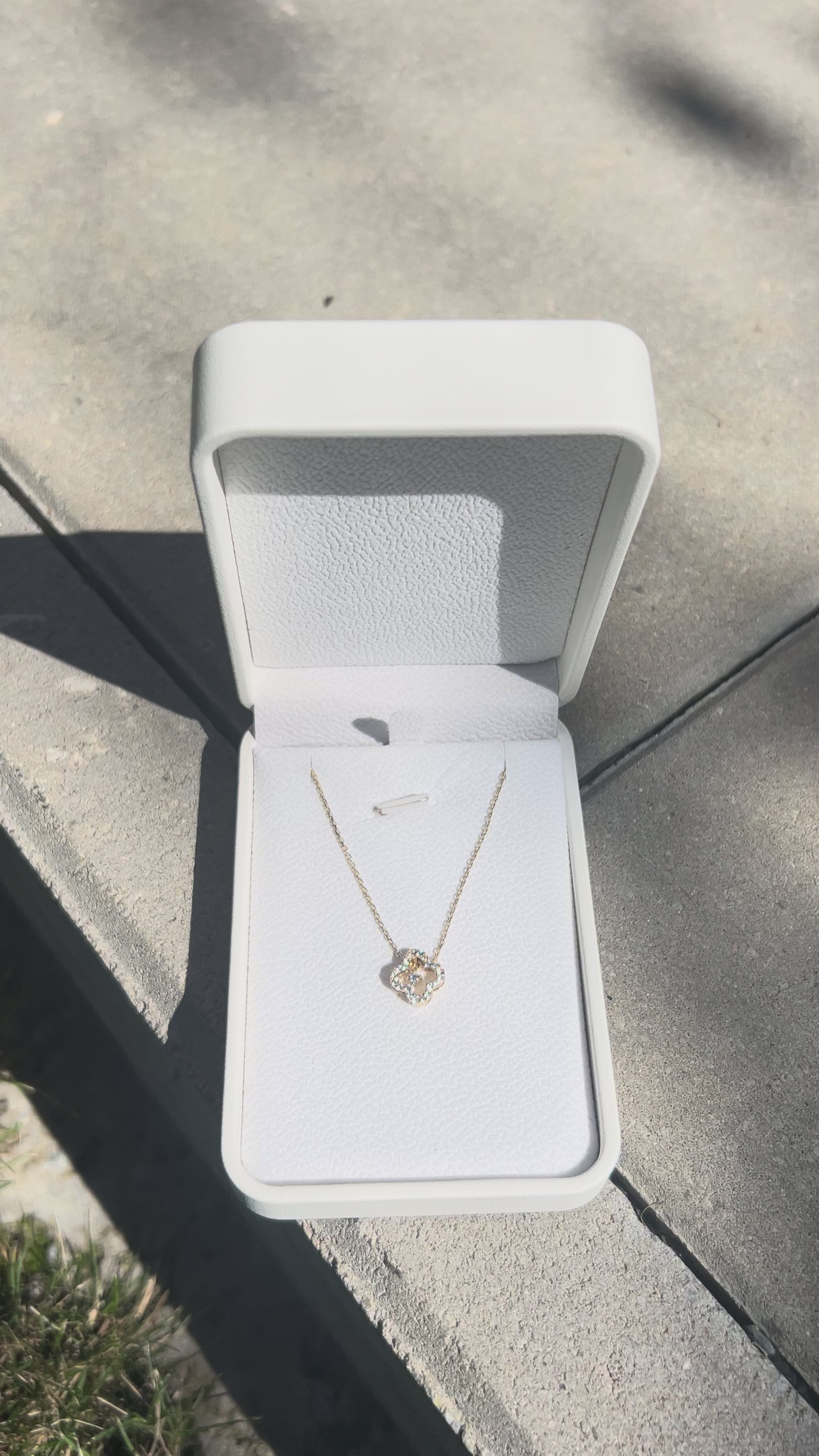 Zábery na dámsky zlatý náhrdelník so štvorlístkom z kolekcie CREYO FLORÉ. Šperk zo 14-karátového žltého zlata s trblietavými zirkónmi je prezentovaný v detailoch pre lepšiu viditeľnosť dizajnu a kvality.