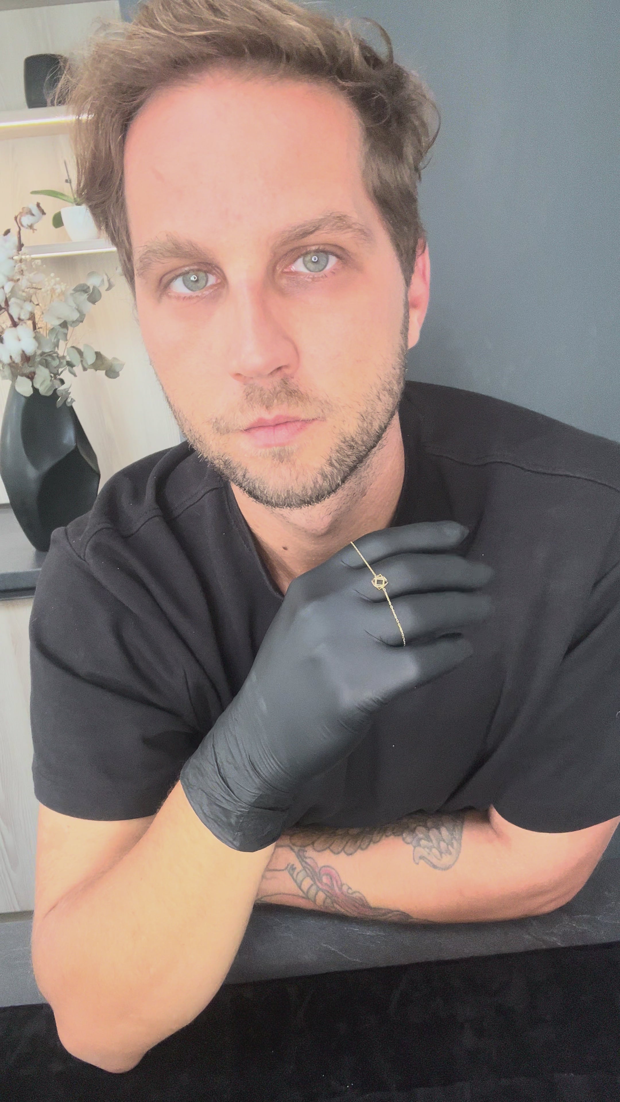 Video detailne zobrazuje dámsky zlatý náramok CREYO GEOMETRIC zo 14K žltého zlata s jemným nastaviteľným remienkom a geometrickým štvorcovým prvkom v strede. Zábery zvýrazňujú čistý minimalistický dizajn, vysoký lesk a precízne remeselné spracovanie šperku.