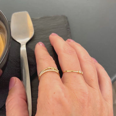 Dots – prsteň z 14K žltého zlata s jemným radom malých guličiek, moderný minimalistický dizajn