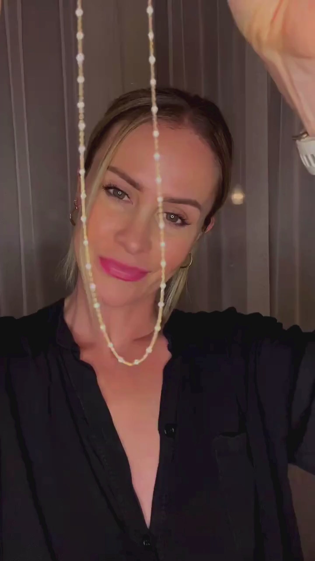 PUREA | Minimalistický zlatý náhrdelník s bielymi korálkami lifestyle Zuzana Video UGC