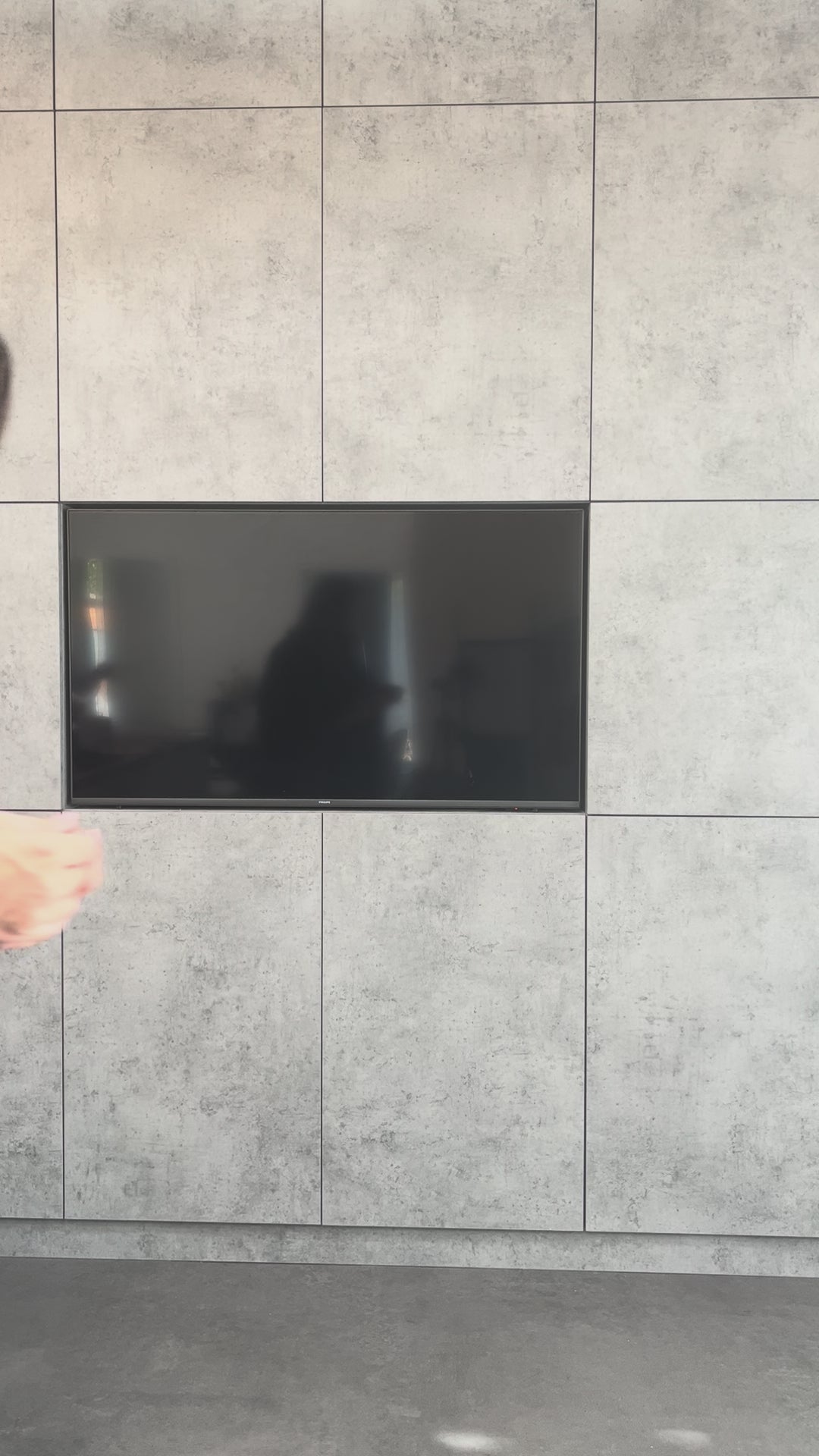 Video detailne zobrazuje dámsky zlatý náramok CREYO FLORÉ zo 14K žltého zlata s jemnou dvojitou retiazkou a tromi štvorlístkami osadenými čírymi zirkónmi. Zábery ukazujú elegantný trblietavý dizajn, nastaviteľnú dĺžku a precízne remeselné spracovanie.