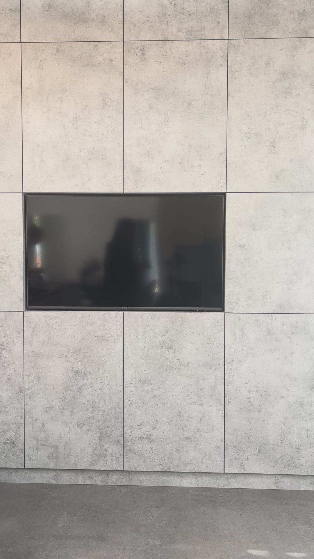 Video detailne zobrazuje visacie náušnice CREYO LINIA zo 14K žltého zlata s minimalistickým dizajnom prepojených oválov. Zábery ukazujú vysoký lesk, jemnú ľahkú konštrukciu a moderný elegantný tvar vhodný na každodenné nosenie.