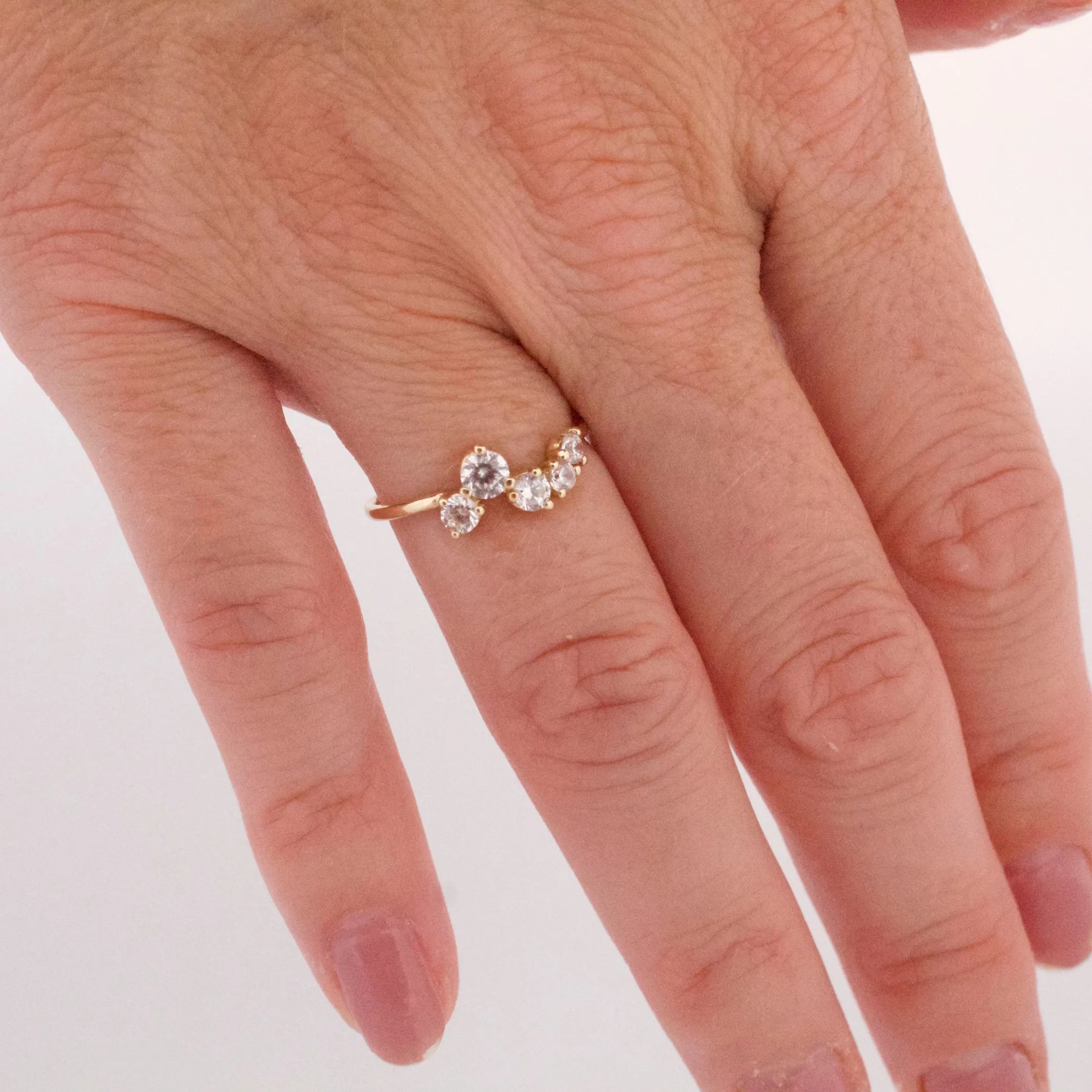 Prsteň DIVINA zo 14K zlata na ruke – elegantný detail-3