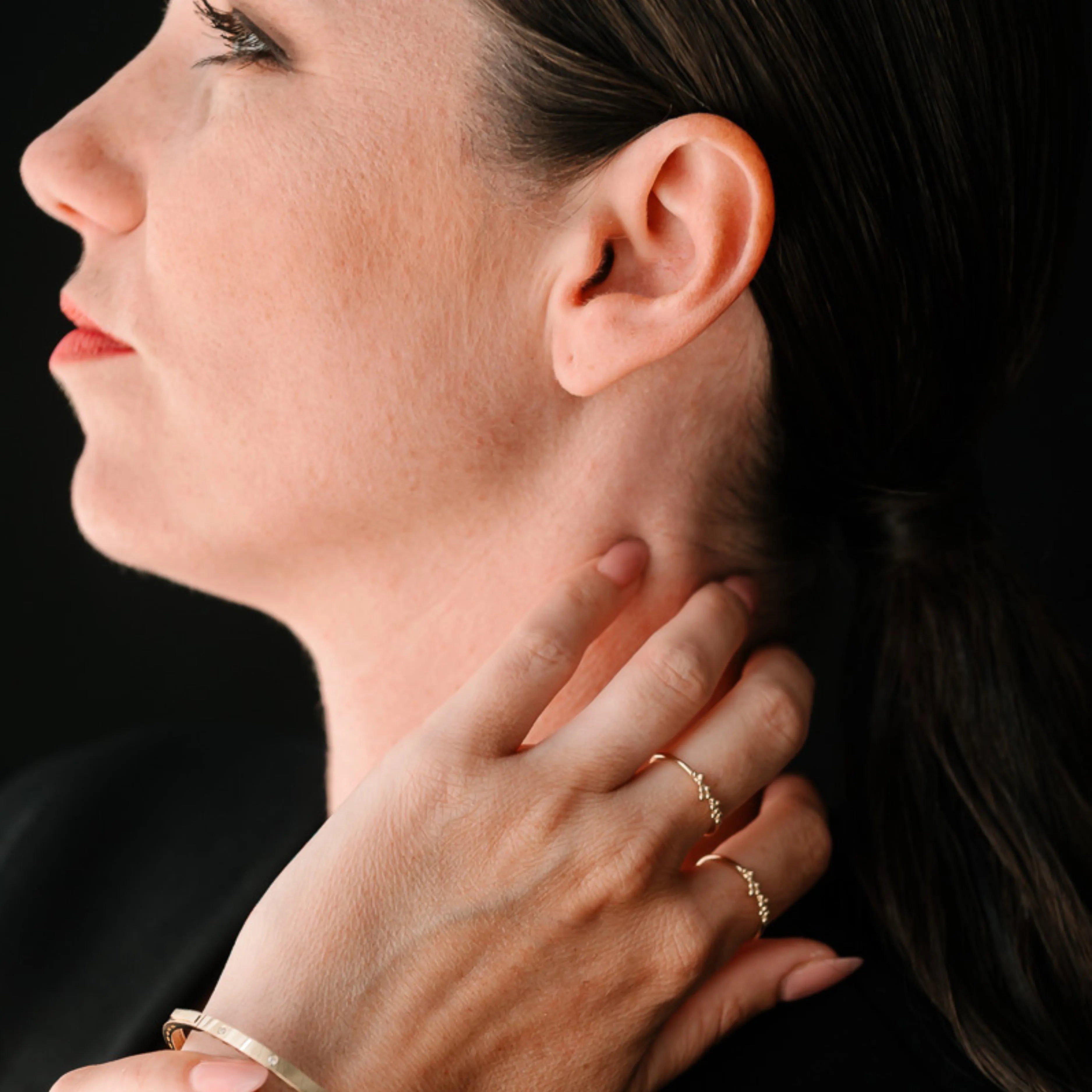 Moderná žena s dvoma jemnými prsteňmi z kolekcie CREYO DOTS na prstoch